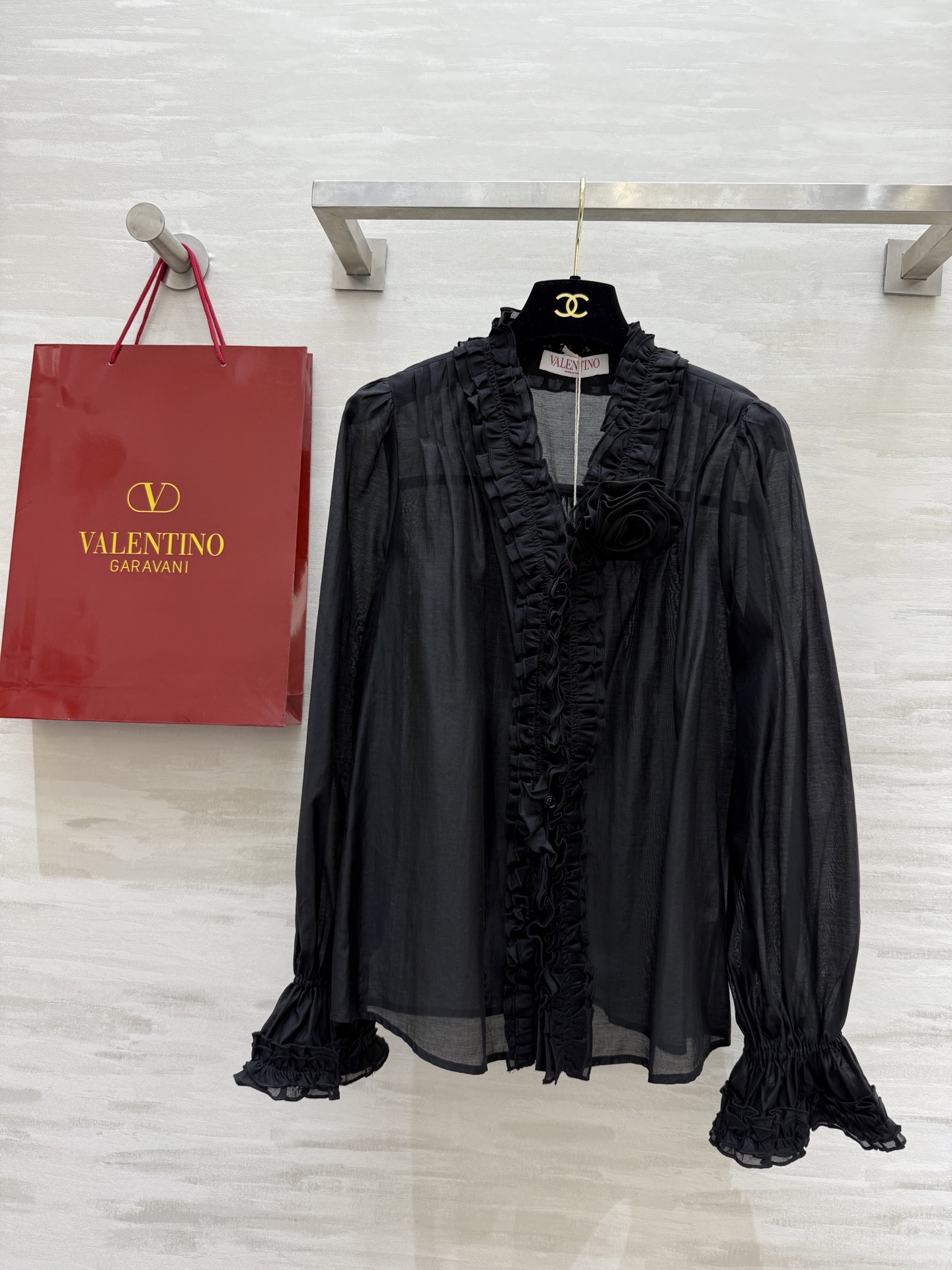 NO:306749,#VALENTIN new style floral shirt custom Tennis fabric skin-friendly and comfortable, pleated lace embellishments sweet and elegant, elegant temperament, three-dimensional tailoring style very high-quality customization spot first-time sizeS/M/L (S size shoulder width 32, bust 106, length 65), valentino, alexander wang19860909#VALENTIN新款 花朵衬衣 定制天丝面料亲肤舒适 褶皱花边点缀甜美优雅 气质高雅 立体剪裁版型非常高级 高品质定制 现货首发sizeS/M/L（S码肩宽32,胸围106,衣长65）,,valentino,alexander wang,Women's clothing