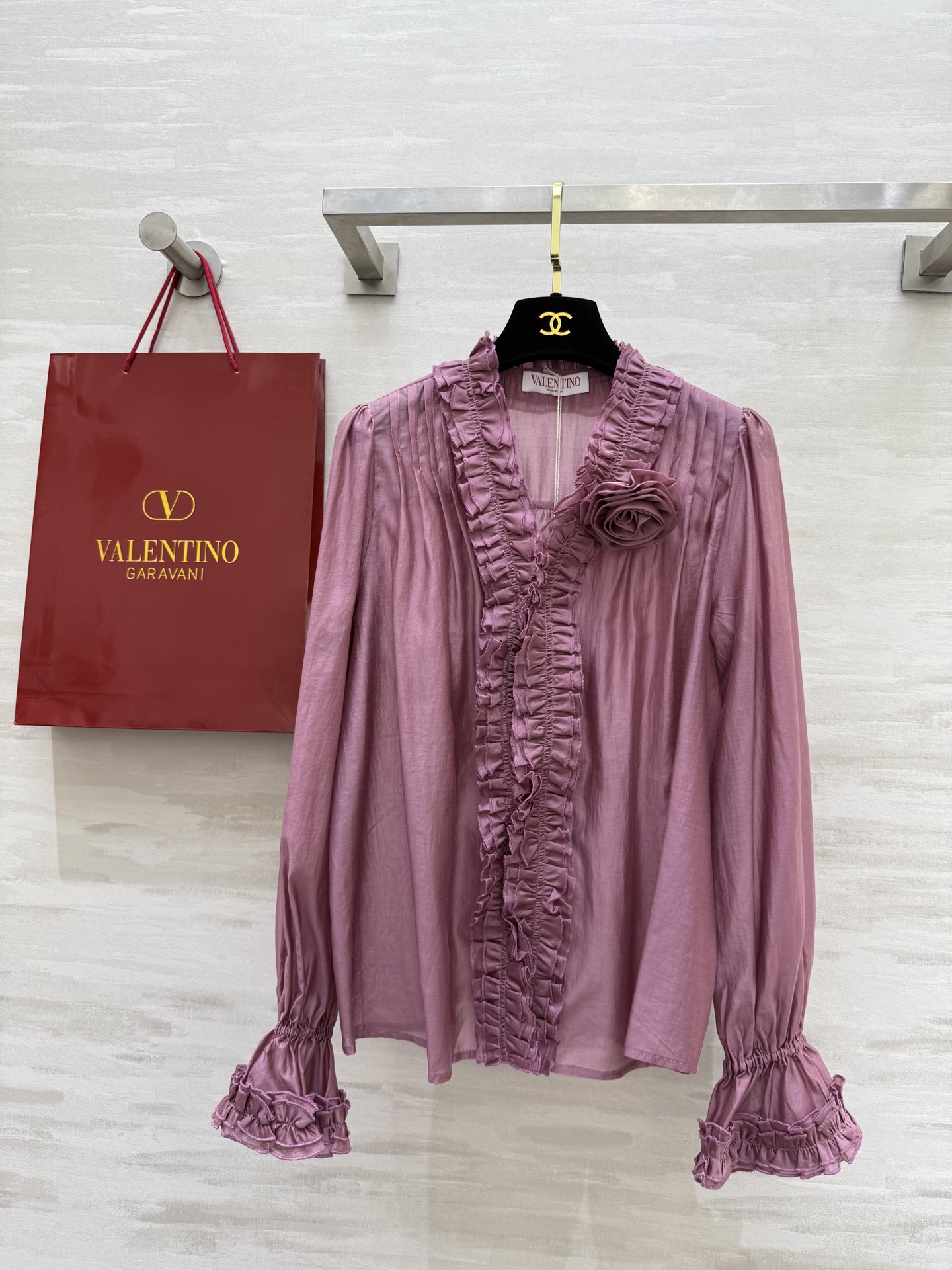 NO:306755,#VALENTIN new style floral shirt custom Tennis fabric skin-friendly and comfortable, pleated lace embellishments sweet and elegant, elegant temperament, three-dimensional tailoring style very high-quality customization spot first-time sizeS/M/L (S size shoulder width 32, bust 106, length 65), valentino, alexander wang19860909#VALENTIN新款 花朵衬衣 定制天丝面料亲肤舒适 褶皱花边点缀甜美优雅 气质高雅 立体剪裁版型非常高级 高品质定制 现货首发sizeS/M/L（S码肩宽32,胸围106,衣长65）,,valentino,alexander wang,Women's clothing