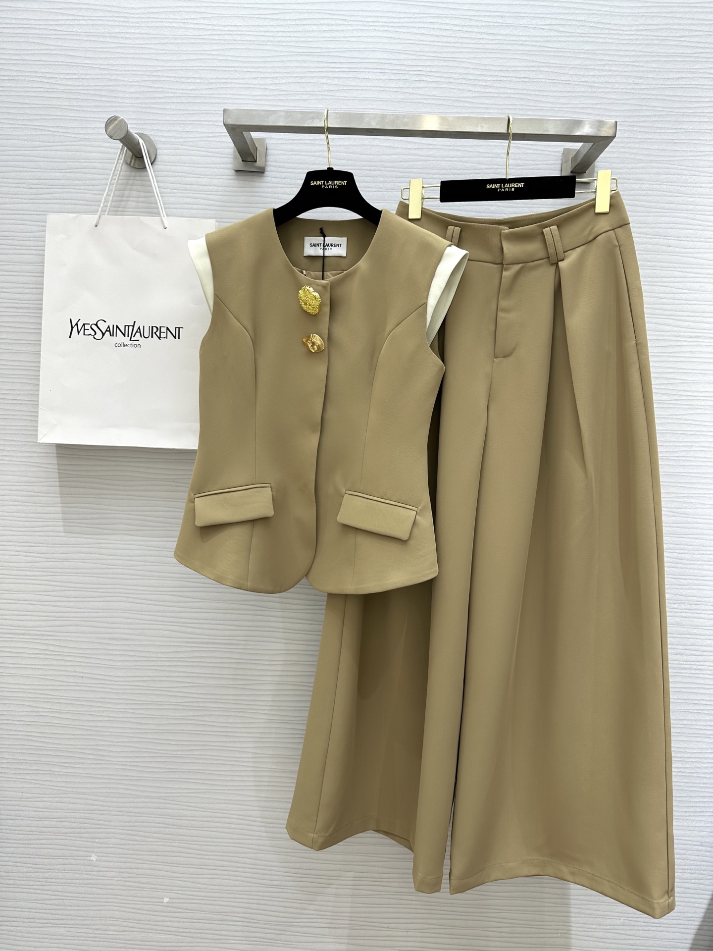 NO:307226,#ysl metal button vest wide-leg pants suit modern and fashionable custom fabric texture high-quality three-dimensional tailoring style makes it look slim and tall High-quality customization spot sizeS/M/L (M size shoulder width 38, bust 88, waist 76, 63, trousers waist 72, trousers length 108), saint laurent,alexander wang19860909#ysl金属扣马甲阔腿裤套装 摩登时髦 定制面料质感高级 立体剪裁版型显瘦显高挑 高品质定制 现货首发sizeS/M/L（M码肩宽38,胸围88,腰围76,衣长63,裤子腰围72,裤长108）,,saint laurent,alexander wang,Women's clothing