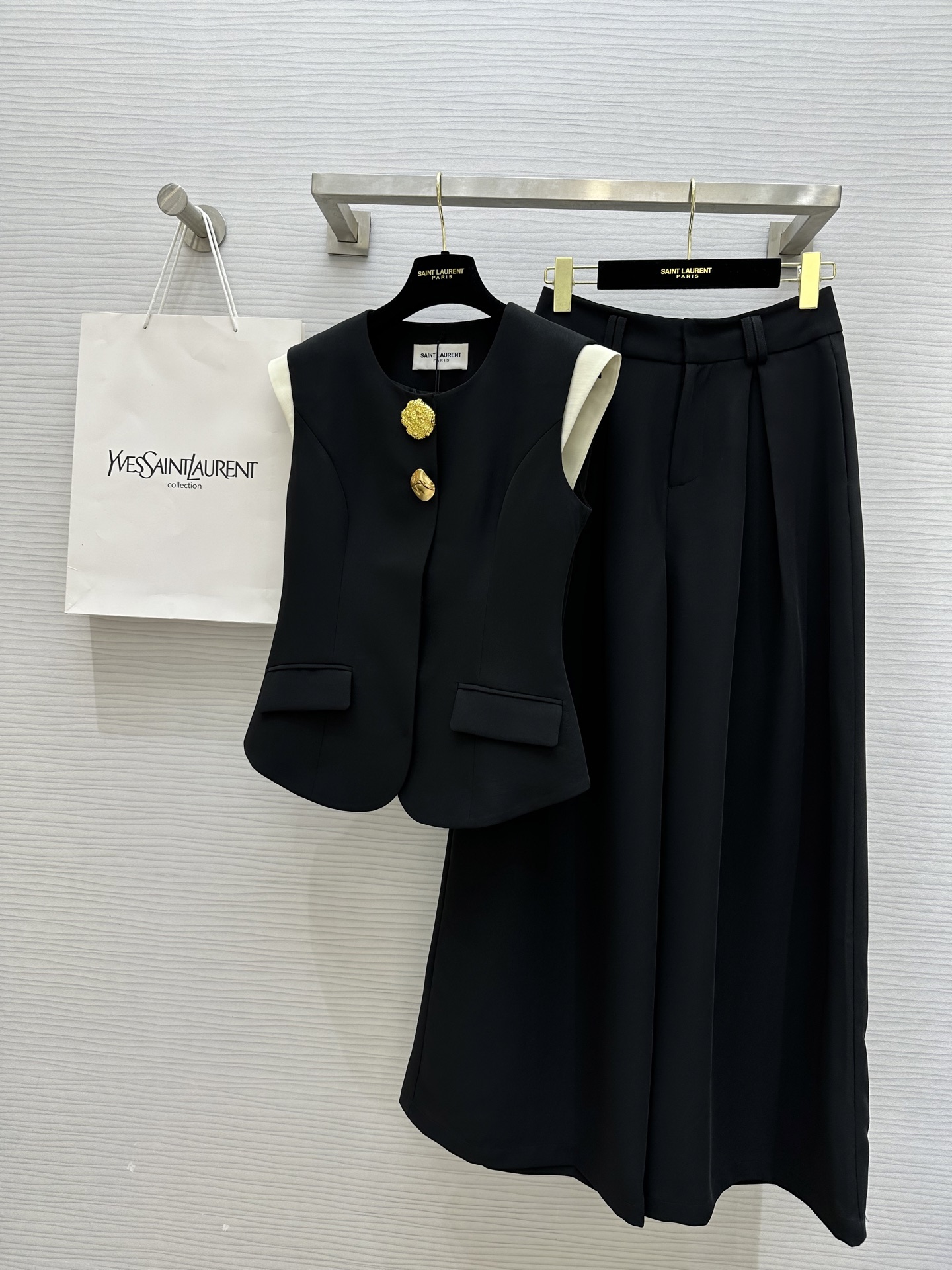 NO:307230,#ysl metal button vest wide-leg pants suit modern and fashionable custom fabric texture high-quality three-dimensional tailoring style makes it look slim and tall high quality customization spot first-time sizeS/M/L (M size shoulder width 38, bust 88, waist 76, 63, trousers waist 72, trousers length 108) 7,,saint laurent,alexander wang19860909#ysl金属扣马甲阔腿裤套装 摩登时髦 定制面料质感高级 立体剪裁版型显瘦显高挑 高品质定制 现货首发sizeS/M/L（M码肩宽38,胸围88,腰围76,衣长63,裤子腰围72,裤长108）7,,saint laurent,alexander wang,Women's clothing