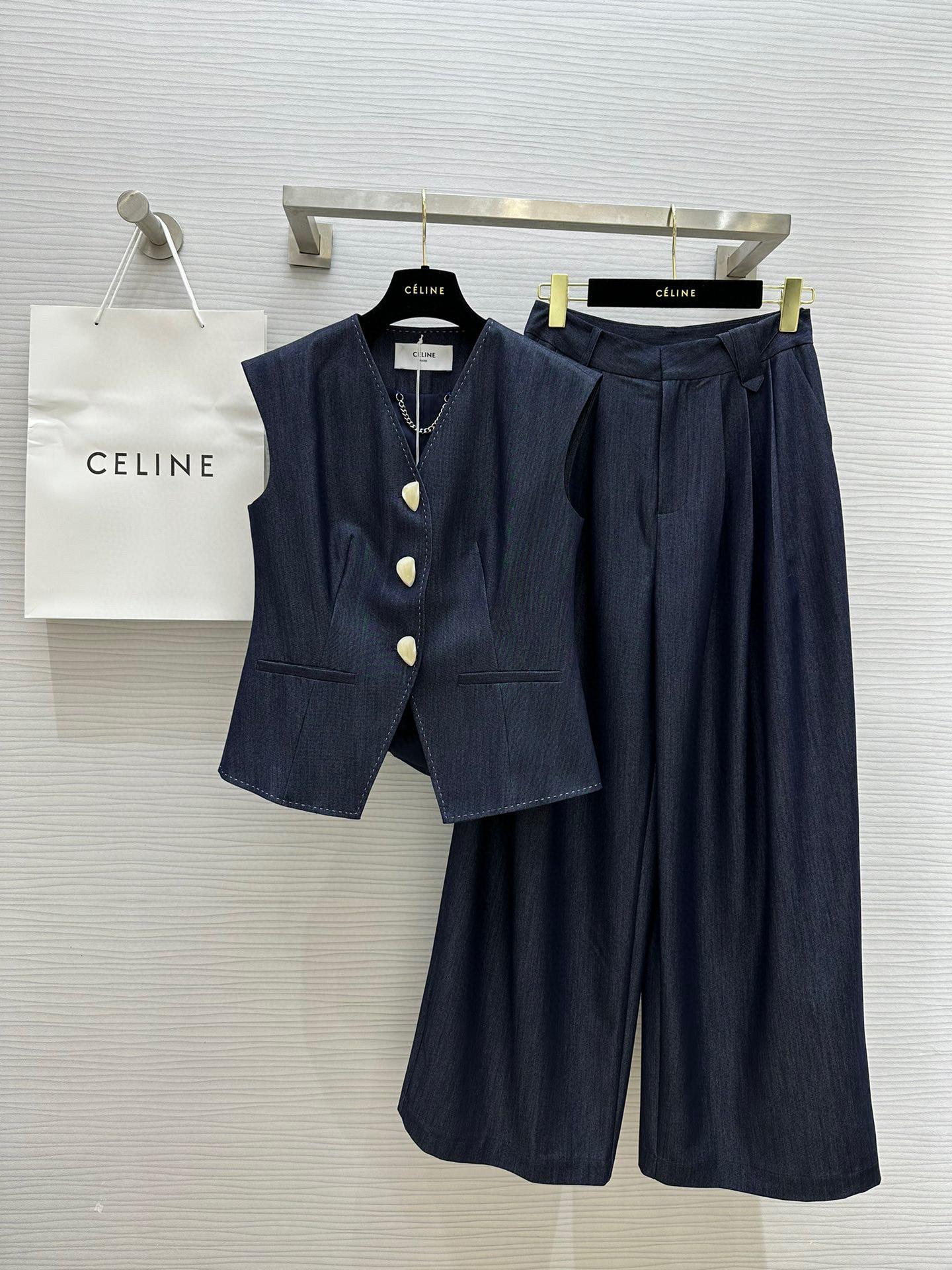 NO:307234,#Celin Tennis denim vest wide-leg pants suit modern and fashionable Customized Tennis fabric texture high-quality three-dimensional tailoring style makes it look slim and tall High-quality customization Spot sizeS/M/L (top shoulder width 43, bust 88, waist 78, length 53, pants waist 66, hip 104, pants length 103, celine, alexander wang19860909#Celin天丝牛仔马甲阔腿裤套装 摩登时髦 定制天丝面料质感高级 立体剪裁版型显瘦显高挑 高品质定制 现货首发sizeS/M/L（上衣肩宽43,胸围88,腰围78,衣长53,裤子腰围66,臀围104,裤长103,,celine,alexander wang,Women's clothing