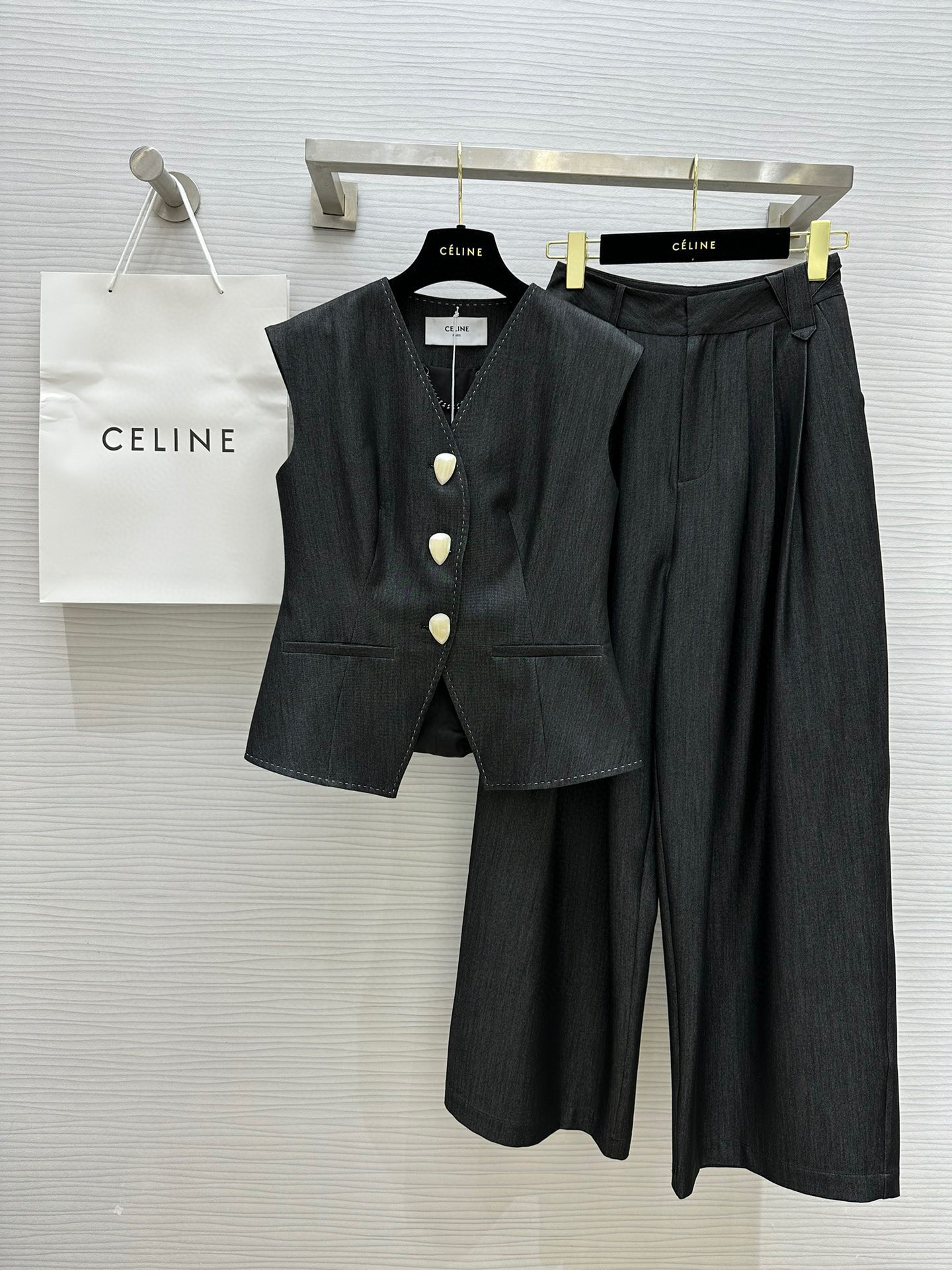 NO:307219,#Celin Tennis denim vest wide-leg pants suit modern and fashionable Customized Tennis fabric texture high-quality three-dimensional tailoring style makes it look slim and tall High-quality customization Spot sizeS/M/L (top shoulder width 43, bust 88, waist 78, length 53, pants waist 66, hip 104, pants length 103), celine, alexander wang19860909#Celin天丝牛仔马甲阔腿裤套装 摩登时髦 定制天丝面料质感高级 立体剪裁版型显瘦显高挑 高品质定制 现货首发sizeS/M/L（上衣肩宽43,胸围88,腰围78,衣长53,裤子腰围66,臀围104,裤长103）,,celine,alexander wang,Women's clothing