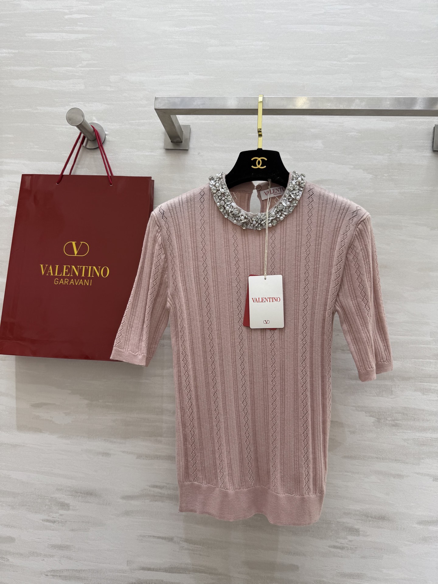 NO:307233,#Valentin Spring and Summer New Heavy Industry Nail Diamond Short-sleeved Wool Top Imported German Machine Customized Weaving Three-dimensional Hollow Process Heavy Industry Hand Nail Diamond Luxury and High-quality Customized Wool Yarn High Quality Spot First-Selling Size36/38/40 (36 Size Shoulder Width 34, Bust 74, Clothes Length 56, Valentino, T-shirt, alexander wang19860909#Valentin春夏新款 重工钉钻短袖羊毛上衣 进口德国机定织立体镂空工艺 重工手工钉钻奢华高级 定制羊毛纱线 高品质 现货首发size36/38/40（36码肩宽34,胸围74,衣长56,,valentino,T-shirt,alexander wang,Women's clothing