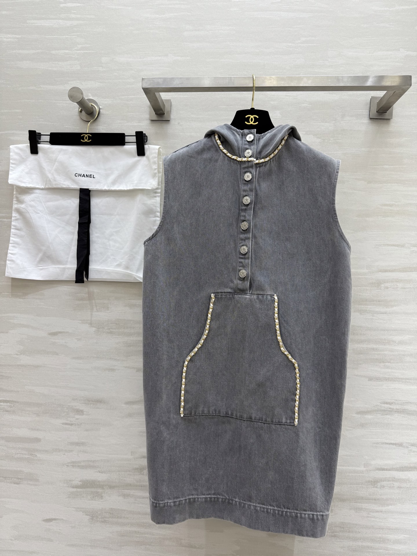 NO:307647,#Chane Spring and Summer New Denim Hooded Dress Imported Denim Fabric High Quality Spot First-time Size36/38/40 (36 size shoulder width 41, bust 100, length 85), Chanel, skirts, hats, alexander wang19860909#Chane春夏新款 牛仔连帽式连衣裙 进口牛仔面料 高品质 现货首发size36/38/40（36码肩宽41,胸围100,衣长85）,,chanel,skirts,hats,alexander wang,Women's clothing