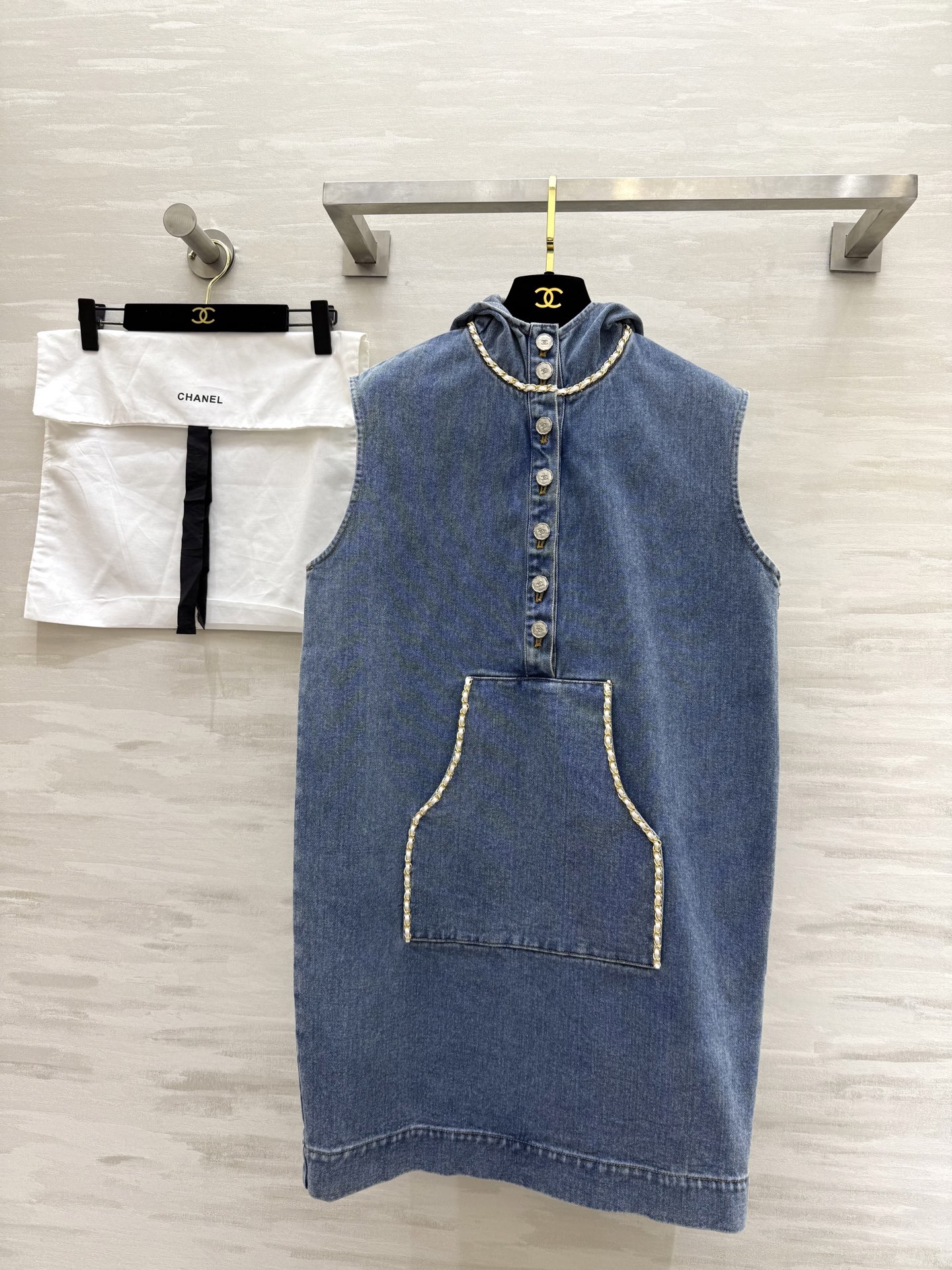 NO:307650,#Chane spring and summer new denim hooded dress imported denim fabric high quality spot first size36/38/40 (36 size shoulder width 41, bust 100, length 85, chanel, skirts, hats, alexander wang19860909#Chane春夏新款 牛仔连帽式连衣裙 进口牛仔面料 高品质 现货首发size36/38/40（36码肩宽41,胸围100,衣长85,,chanel,skirts,hats,alexander wang,Women's clothing