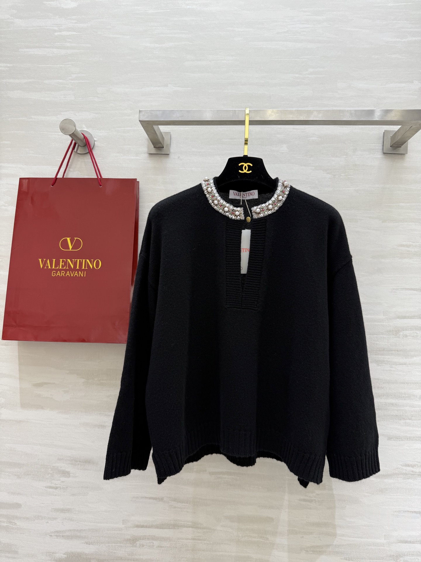 NO:307653,#Valentin's new beaded sweater in early spring, the color is super beautiful and gentle, the collar is heavy-duty beaded, sweet and playful, the loose style makes you look slim and not picky about the figure, the inner wear is super good, high-quality customization, spot first-time sizeS/M/L (size s-shoulder width 52, bust 108, length 5, valentino, sweaters, alexander wang19860909#Valentin早春新款钉珠毛衣 颜色超美超温柔 复领子重工钉珠 甜美俏皮 宽松版型显瘦不挑身材 单穿内搭都超好看 高品质定制 现货首发sizeS/M/L（s码肩宽52,胸围108,衣长5,,valentino,sweaters,alexander wang,Women's clothing