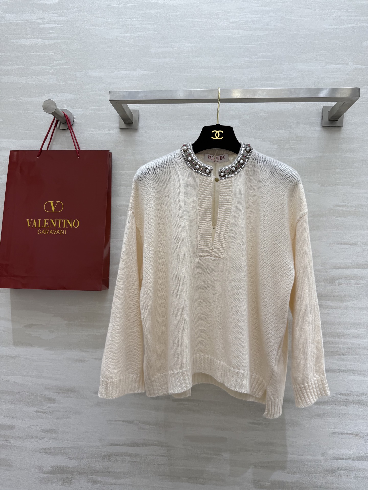 NO:307656,#Valentin early spring new beaded sweater, super beautiful and gentle color, heavy-duty beaded, sweet and playful, loose style, slim and not picky about body shape, super good-looking, high-quality customization, spot first-time sizeS/M/L (size s size 52 shoulder width, bust 108, length 53) 6, valentino, sweaters, alexander wang19860909#Valentin早春新款钉珠毛衣 颜色超美超温柔 复领子重工钉珠 甜美俏皮 宽松版型显瘦不挑身材 单穿内搭都超好看 高品质定制 现货首发sizeS/M/L（s码肩宽52,胸围108,衣长53）6,,valentino,sweaters,alexander wang,Women's clothing