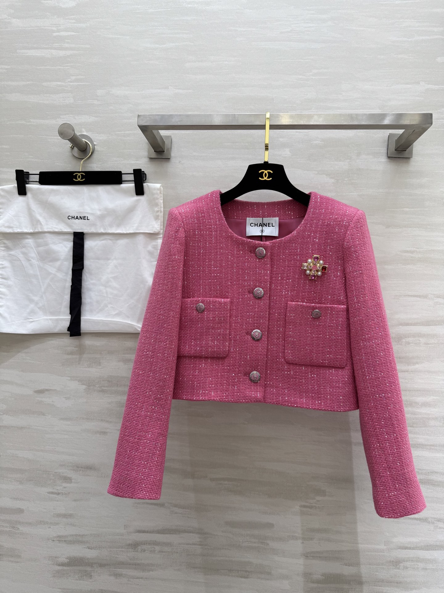 NO:307652,#Chane early spring new style bead-piece woven tweed jacket Custom bead-piece woven tweed fabric Open mold custom hardware buckles The details are really exquisite and high-end. Custom brooch The upper body is super fashionable and white. High-quality customization. Spot size36/38/40 (36 size shoulder width 38, bust 94, length 63), chanel, jackets & coats, brooch, breastpin, alexander wang19860909#Chane早春新款 珠片编织花呢外套 定制珠片编织花呢面料 开模定制同色系五金扣 细节真的非常精致高级 赠送定制胸针 颜色上身超级洋气显白 高品质定制 现货首发size36/38/40（36码肩宽38,胸围94,衣长63）,,chanel,jackets & coats,brooch，breastpin,alexander wang,Women's clothing