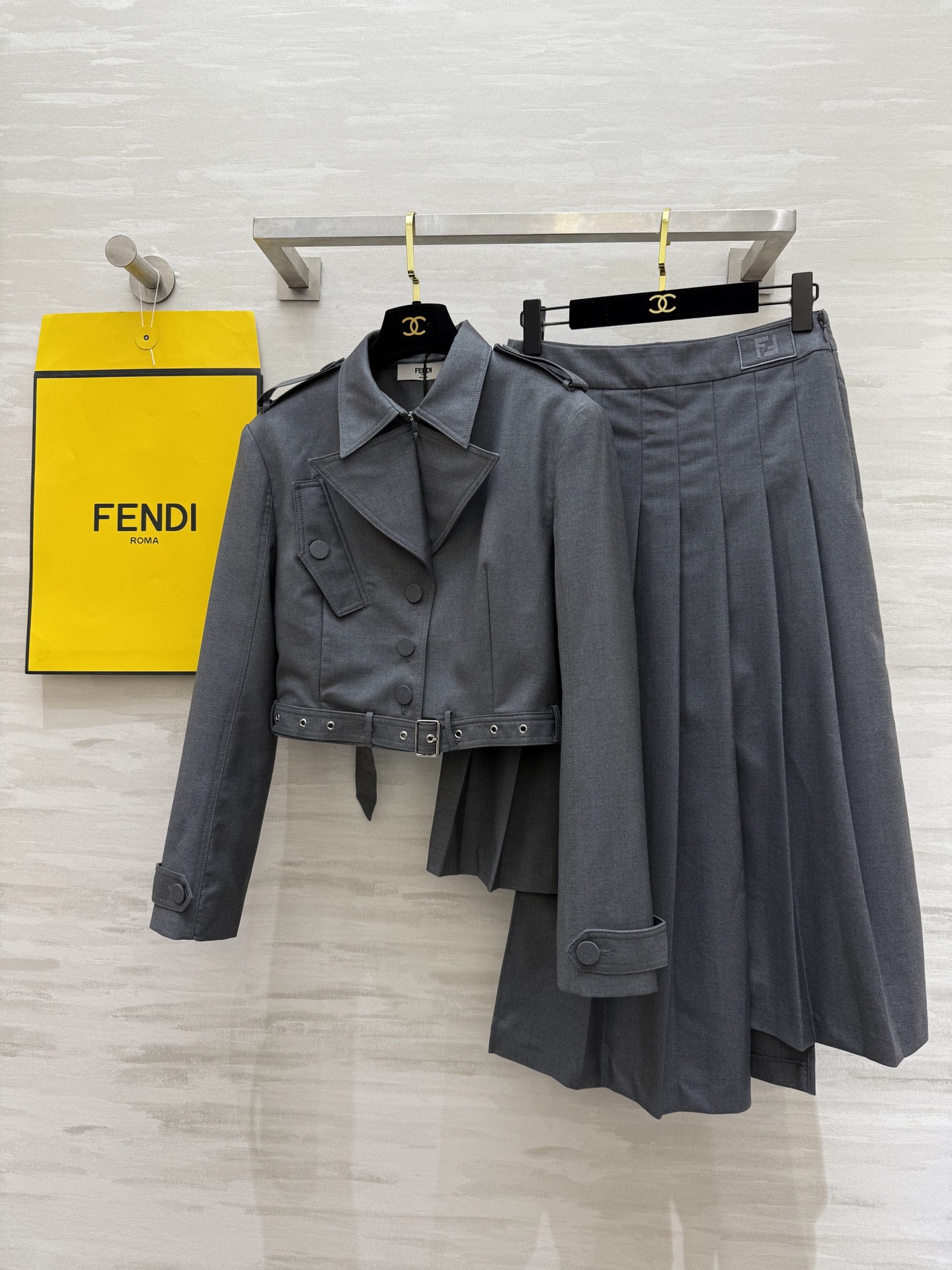 NO:307667,#Fend early spring new style old money style suit The delicate structure and elegant outline jacket give the classic style. The skirt creates an elegant dynamic and decorated with pleated high-quality gray. Wear it simple and high-quality old money style. High-quality customization. Spot sizeS/M/L (M size shoulder width 42, bust 88, length 48, skirt waist 72, skirt length 84), fendi, skirt 8, jackets & coats, alexander wang19860909#Fend早春新款 老钱风套装 细致结构和优雅的轮廓夹克赋予了经典的风格 半裙营造出优雅的动感 并饰有百褶 高质感灰 穿出简约高级老钱风 高品质定制 现货首发sizeS/M/L（M码肩宽42,胸围88,衣长48,半裙腰围72,裙长84）,,fendi,skirts,jackets & coats,alexander wang,Women's clothing