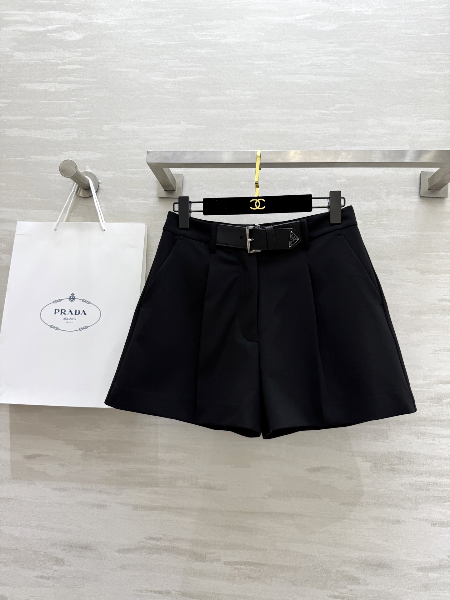 NO:308258,#Prad spring and summer new style suit shorts high quality spot first-time sizeS/M/L (M size waist 72, hip 90, pants length 40), prada, shorts, alexander wang19860909#Prad春夏新款 西服短裤 高品质 现货首发sizeS/M/L（M码腰围72,臀围90,裤长40）,,prada,shorts,alexander wang,Women's clothing