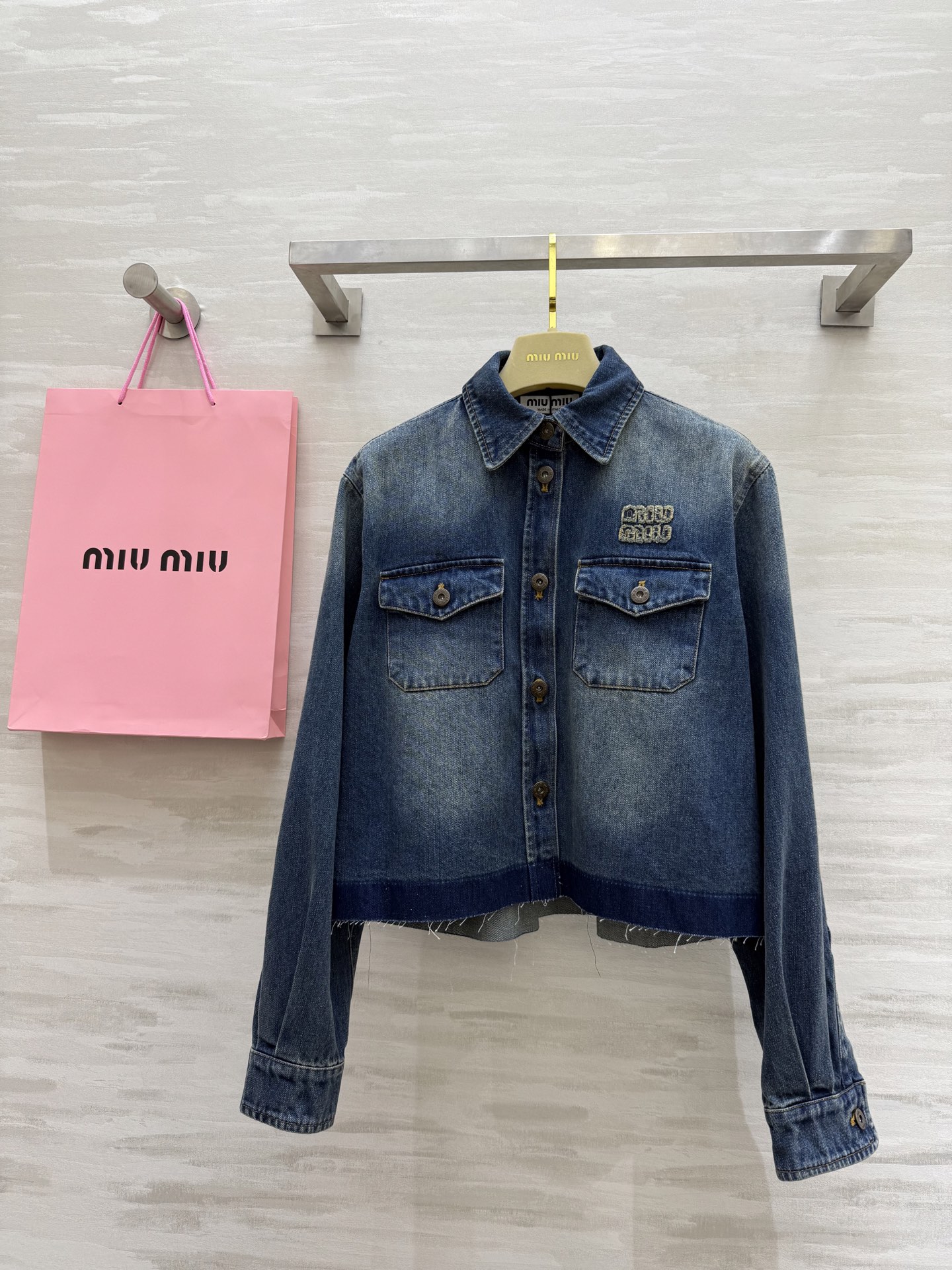 NO:308265,#Miumi Spring and Summer New Style Old Denim Shirt High Quality Spot First-time SizeS/M/L (Size S S Shoulder Width 42, Bust 106, Clothes Length 51), Miumiu, Shirts, Alexander Wang19860909#Miumi春夏新款 做旧牛仔衬衫 高品质 现货首发sizeS/M/L（s码肩宽42,胸围106,衣长51）,,miumiu,shirts,alexander wang,Women's clothing
