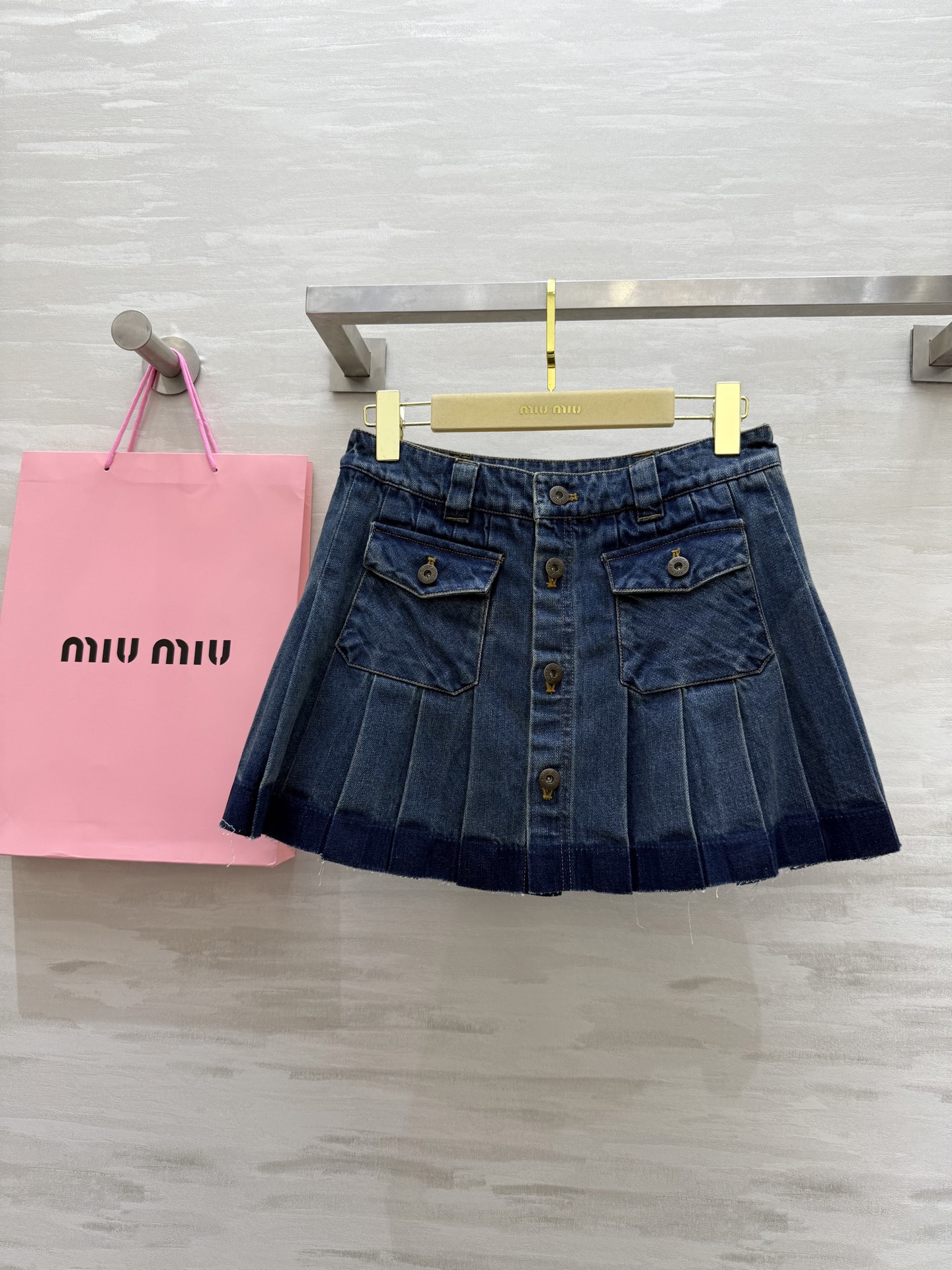 NO:308263,#Miumi Spring and Summer New Style Old Denim Mini Skirt High Quality Spot First-time SizeS/M/L (Size S Waist 68, Clothes Length 33), Miumiu, Skirts, Alexander Wang19860909#Miumi春夏新款 做旧牛仔迷你半裙 高品质 现货首发sizeS/M/L（s码腰围68,衣长33）,,miumiu,skirts,alexander wang,Women's clothing