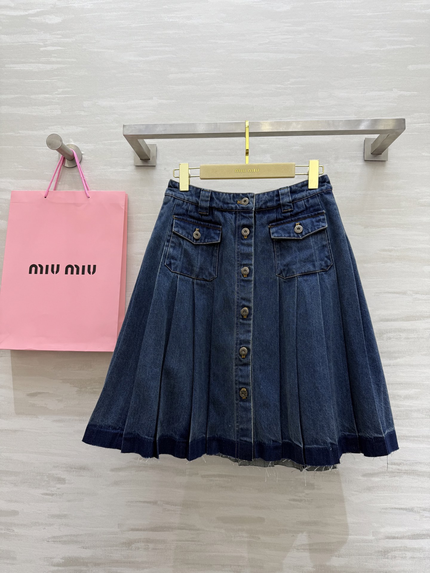 NO:308261,#Miumi Spring and Summer New Style Old Denim High Waist Over Knee Skirt High Quality Spot First-time SizeS/M/L (Size S Waist 64, Clothes 55, Miumiu, Skirts, Alexander Wang19860909#Miumi春夏新款 做旧牛仔高腰过膝半裙 高品质 现货首发sizeS/M/L（s码腰围64,衣长55,,miumiu,skirts,alexander wang,Women's clothing