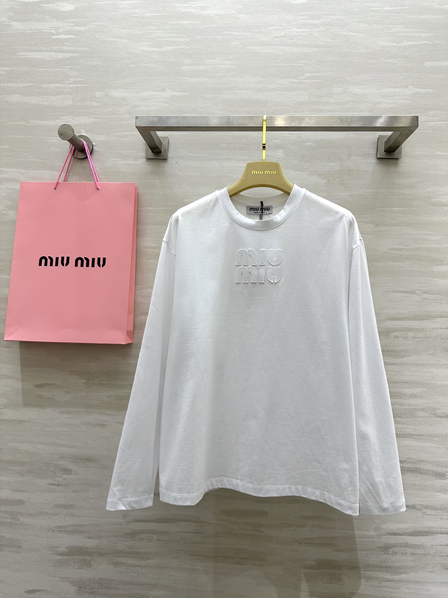 NO:308823,#Miumi Spring and Summer New Style Alphabet patch embroidered long-sleeved top Pure cotton fabric skin-friendly and comfortable High-quality Spot first-time sizeS/M/L (size s-shoulder width 48, sleeve length 55, bust 108, garment length 63) 5,,miumiu,alexander wang19860909#Miumi春夏新款 字母贴布绣长袖上衣 纯棉面料亲肤舒适 高品质 现货首发sizeS/M/L（s码肩宽48,袖长55,胸围108,衣长63）5,,miumiu,alexander wang,Women's clothing