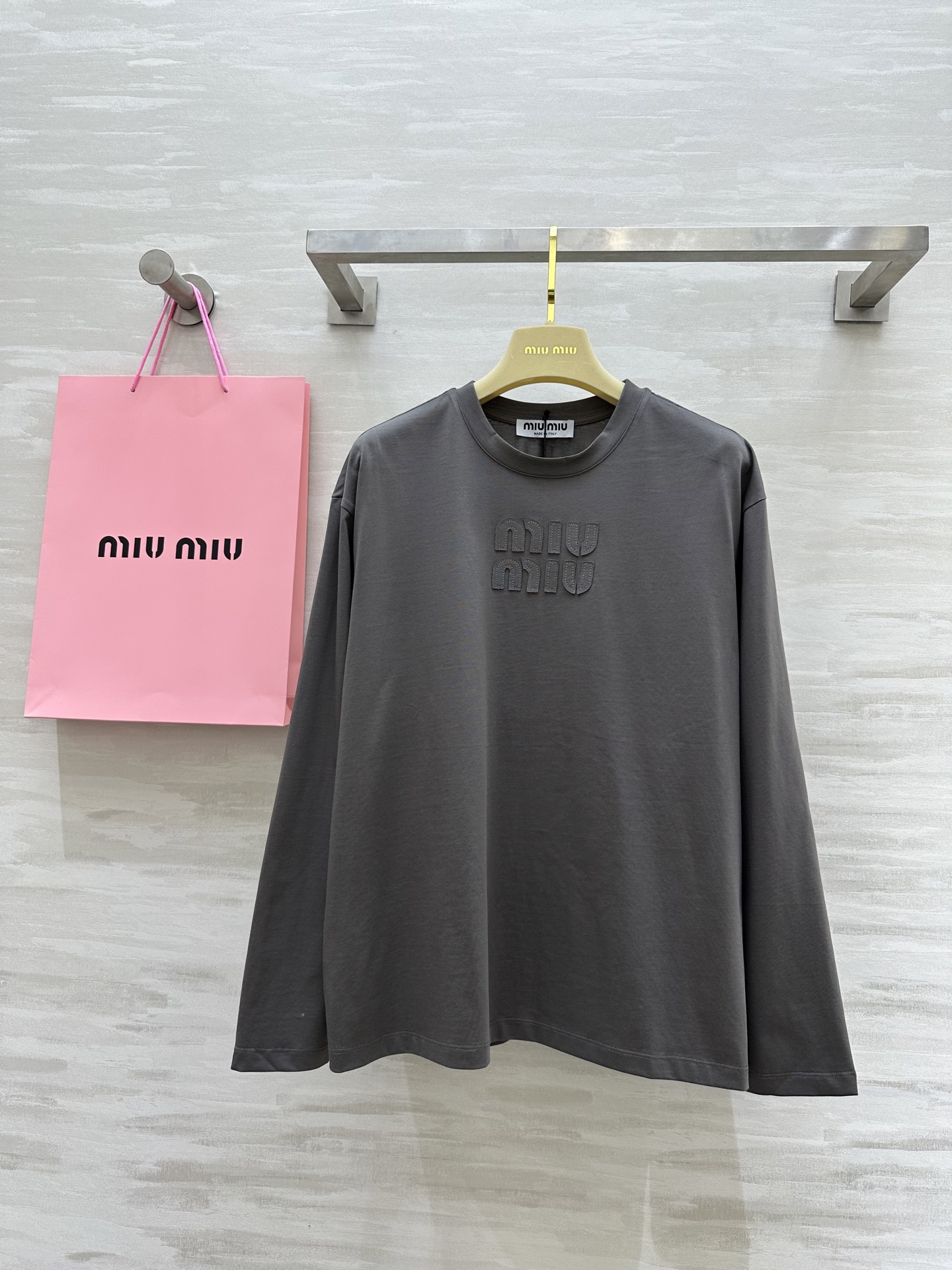 NO:308817,#Miumi Spring and Summer New Style Alphabet patch embroidered long-sleeved top Pure cotton fabric skin-friendly and comfortable High-quality Spot first-time sizeS/M/L (size s-shoulder width 48, sleeve length 55, bust 108, garment length 63) 5,,miumiu,alexander wang19860909#Miumi春夏新款 字母贴布绣长袖上衣 纯棉面料亲肤舒适 高品质 现货首发sizeS/M/L（s码肩宽48,袖长55,胸围108,衣长63）5,,miumiu,alexander wang,Women's clothing