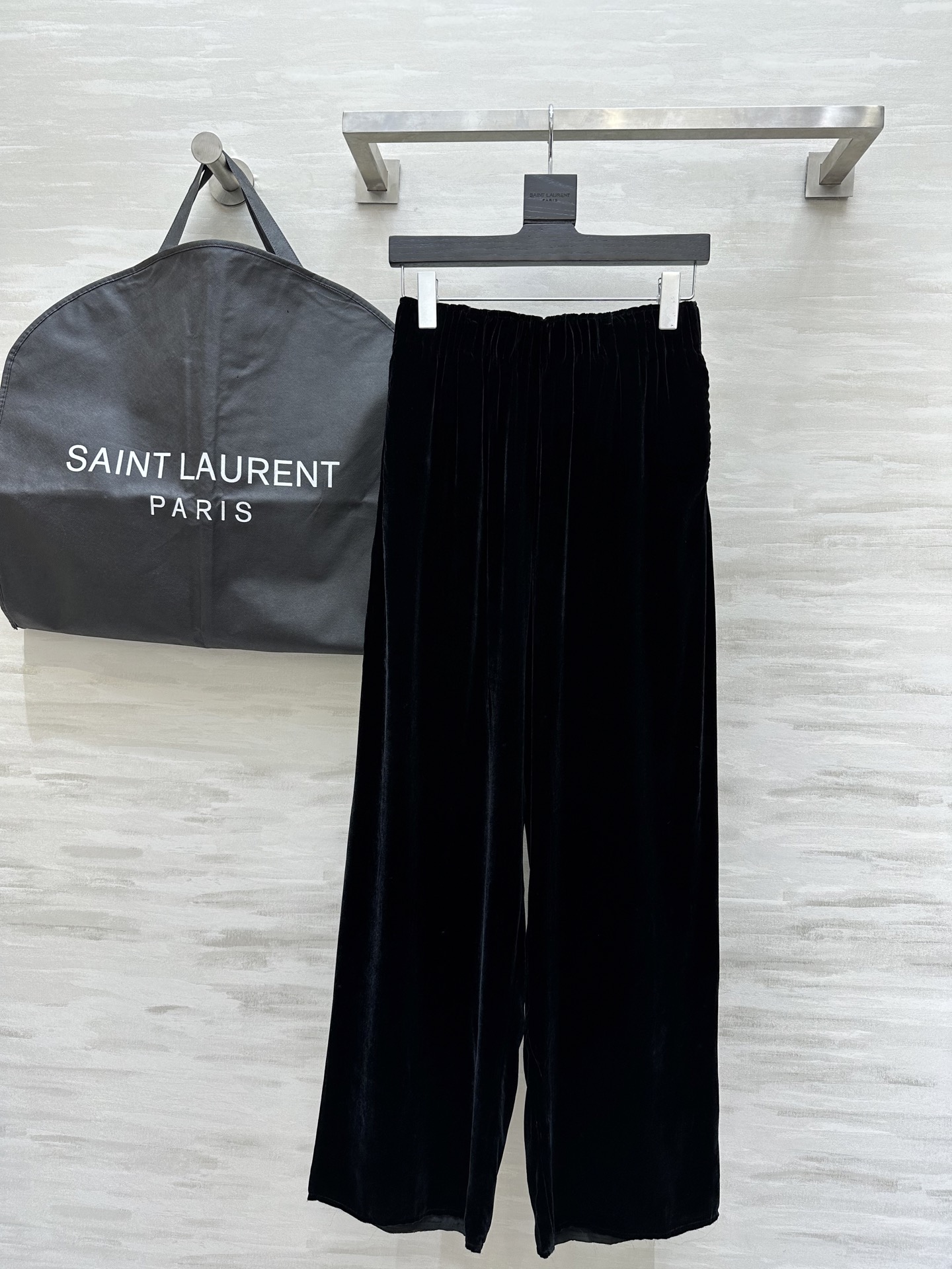 NO:308805,#ysl early spring new style, silk velvet wide-leg pants, which instantly show long legs, lazy and casual, easy to wear and make you look slim!  Use imported high-end velvet with super good texture and high quality. Spot sizeS/M/L (size s elastic waist circumference 70, hip circumference 100, pants length 104), saint laurent, real silk, alexander wang19860909#ysl早春新款 真丝丝绒阔腿裤 秒显大长腿 慵懒随性、好穿显瘦！选用进口高级丝绒 质感超好 高品质 现货首发sizeS/M/L（s码弹力腰围70,臀围100,裤长104）,,saint laurent,real silk,alexander wang,Women's clothing