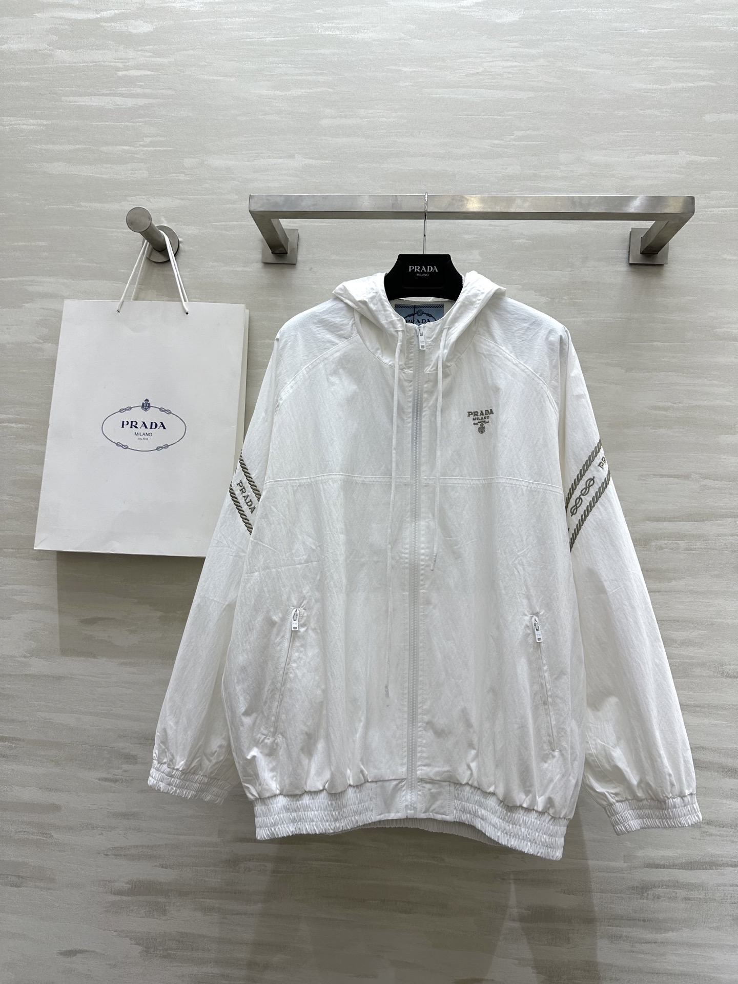 NO:308802,#Prad early spring new style, same style as Yang Mi, letter embroidered loose casual hooded sunscreen jacket, high quality customization, spot first-time sizeS/M/L (size size 128, length 68),,prada, jackets & coats,hats,alexander wang19860909#Prad早春新款 杨幂同款 字母刺绣宽松休闲连帽防晒冲锋衣外套 高品质定制 现货首发sizeS/M/L（s码胸围128,衣长68）,,prada,jackets & coats,hats,alexander wang,Women's clothing