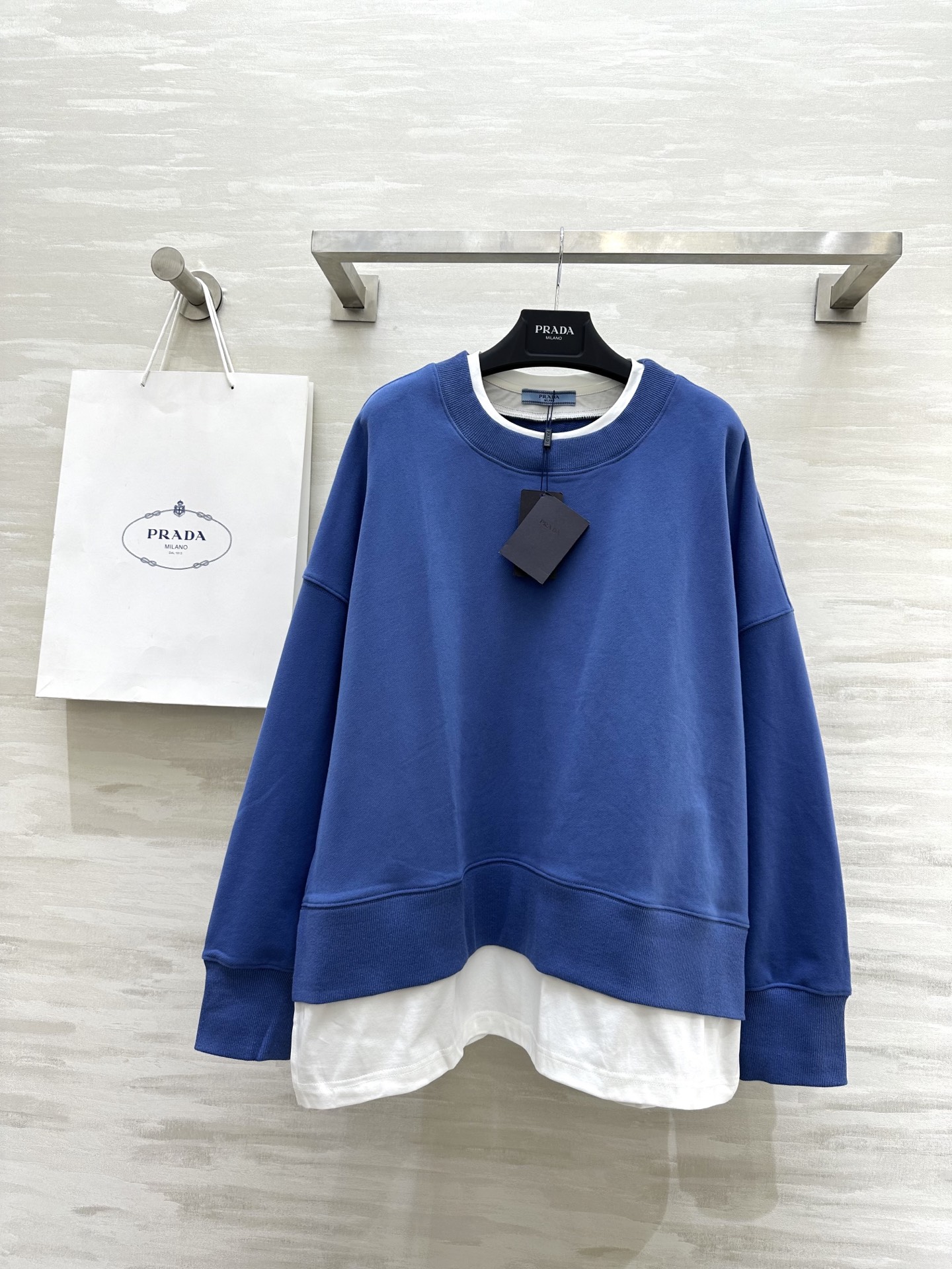 NO:308800,#Prad early spring new model fake two-piece sweatshirt high quality spot first-time sizeS/M/L (M size shoulder width 68, sleeve length 47, bust 132, 67-7, prada, hoodie, sweatshirts, alexander wang19860909#Prad早春新款 假两件卫衣 高品质 现货首发sizeS/M/L（M码肩宽68,袖长47,胸围132,衣长67-7,,prada,hoodie,sweatshirts,alexander wang,Women's clothing