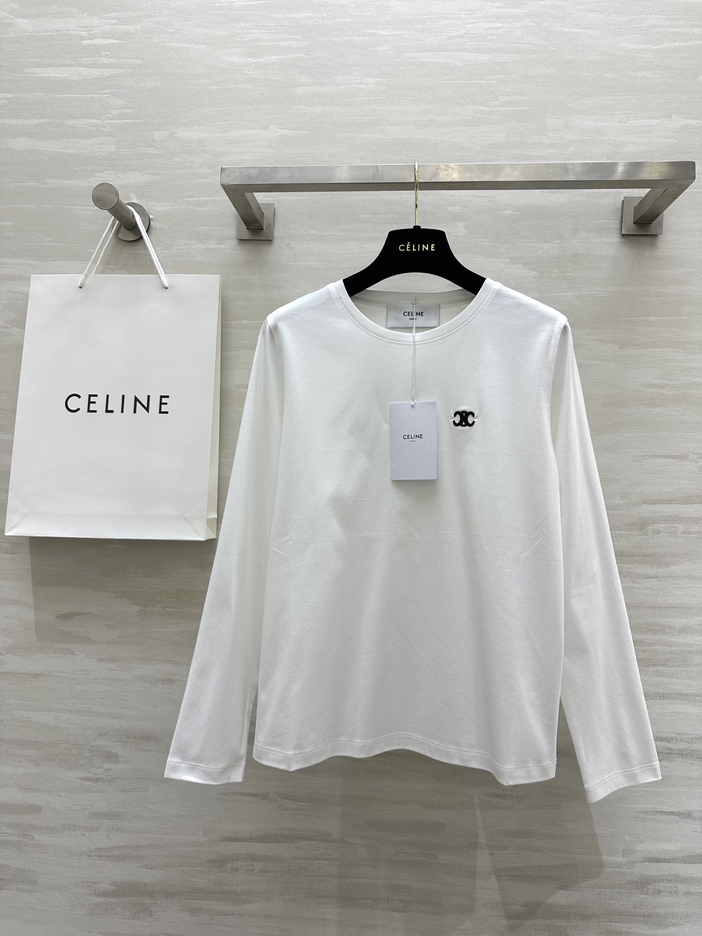 NO:308791,#CELIN spring and summer new style cotton logo Arc de Triomphe embroidered round neck long-sleeved top mercerated cotton fabric texture full of elasticity The loose fit is the most suitable for basement or going out High-quality customized sizeS/M/L (M size shoulder width 40, sleeve length 60, bust 98, garment length 60), celine, alexander wang19860909#CELIN春夏新款 棉质标志凯旋门刺绣圆领 长袖上衣 丝光棉面料质地打造 弹力十足 宽松版型最为打底或者外出都非常合适 高品质定制sizeS/M/L（M码肩宽40,袖长60,胸围98,衣长60）,,celine,alexander wang,Women's clothing