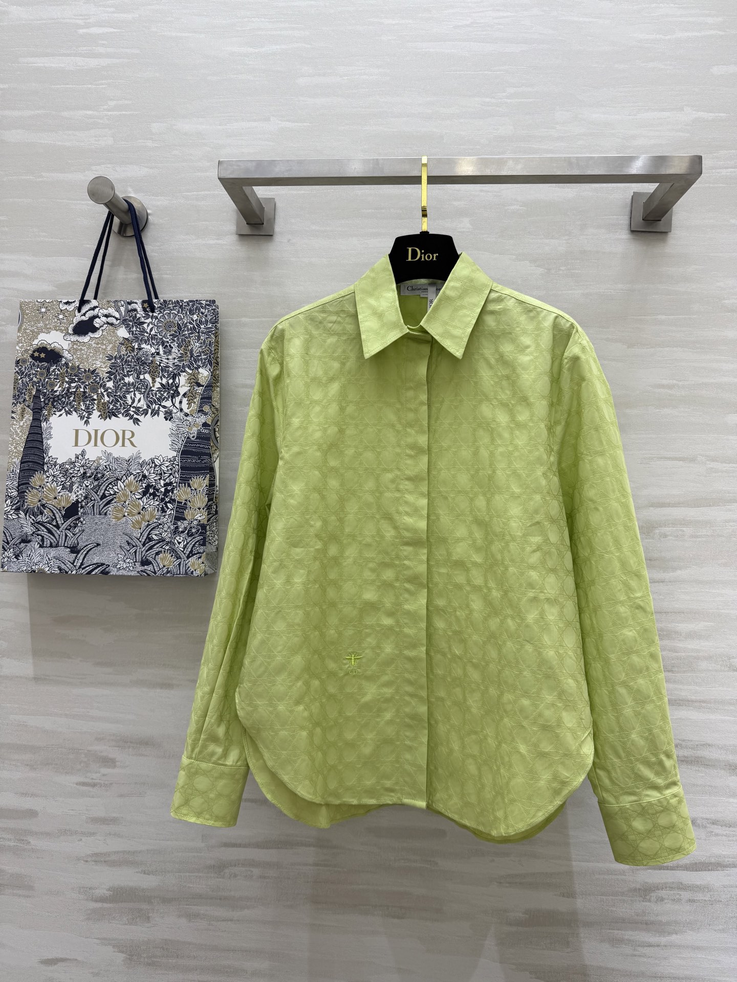 NO:309377,#DIO early spring new style, rattan plaid dark pattern logo long-sleeved shirt, bee CD letter embroidery, high quality, spot first launch uk4/6/8/10/12 (6 size shoulder width 43, bust 98, 73-75),,dior,shirts,alexander wang19860909#DIO早春新款 藤格暗纹logo长袖衬衫 蜜蜂CD字母刺绣 高品质 现货首发uk4/6/8/10/12（6码肩宽43,胸围98,衣长73-75）,,dior,shirts,alexander wang,Women's clothing