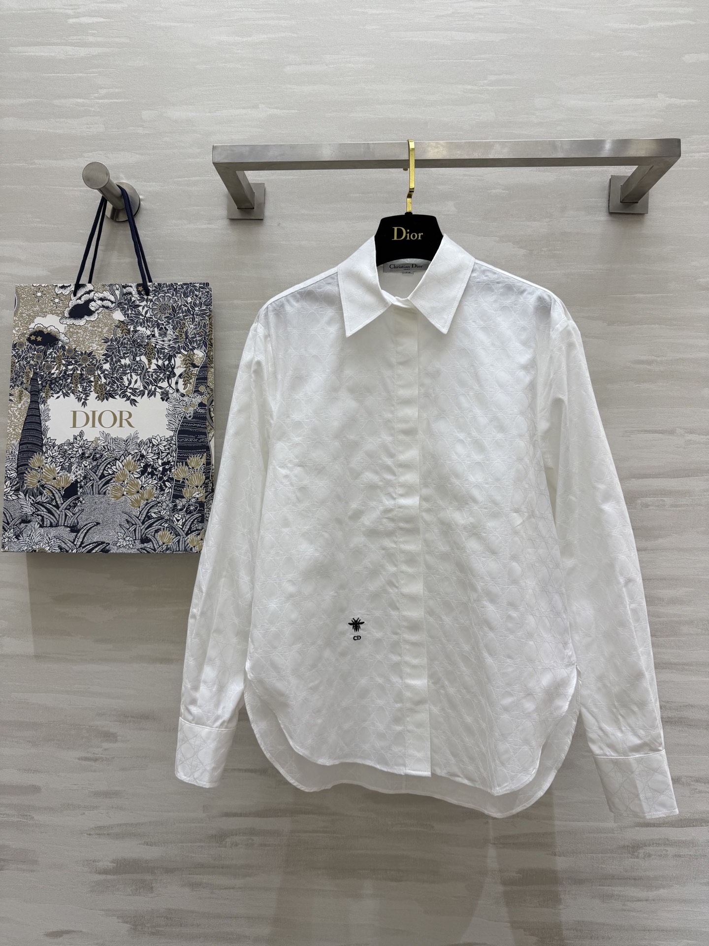 NO:309380,#DIO early spring new style, rattan plaid dark pattern logo long-sleeved shirt, bee CD letter embroidery, high quality, spot first launch uk4/6/8/10/12 (6 size shoulder width 43, bust 98, 73-75,,dior,shirts,alexander wang19860909#DIO早春新款 藤格暗纹logo长袖衬衫 蜜蜂CD字母刺绣 高品质 现货首发uk4/6/8/10/12（6码肩宽43,胸围98,衣长73-75,,dior,shirts,alexander wang,Women's clothing