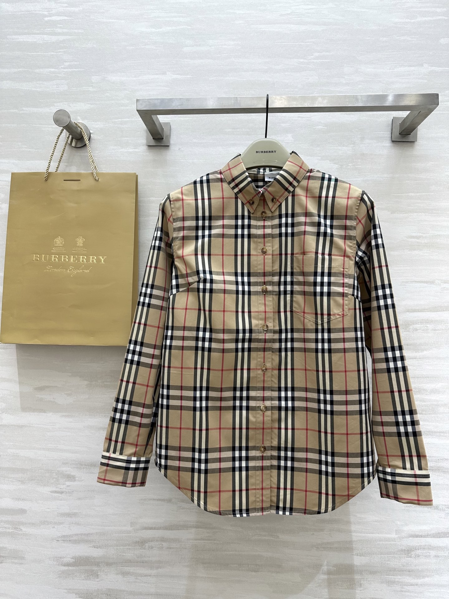 NO:309357,#Burberr Spring and Summer New Style Checker Shirt High Quality Spot First-time uk4/6/8/10/12 (6 size shoulder width 39, bust 100, length 73) 6, burberry, alexander wang19860909#Burberr春夏新款 格纹衬衣 高品质 现货首发uk4/6/8/10/12（6码肩宽39,胸围100,衣长73）6,,burberry,alexander wang,Women's clothing