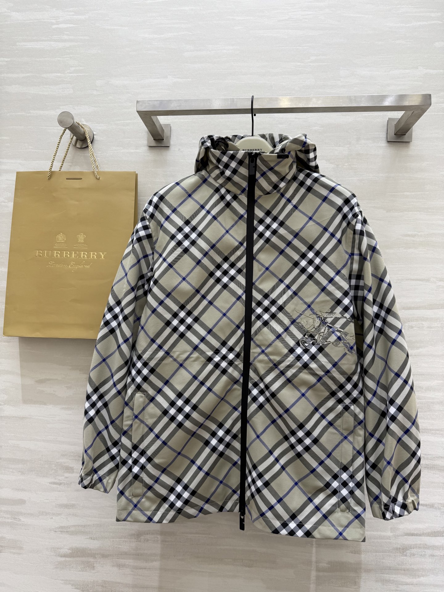 NO:309386,#Burberr Spring and Summer New British Style Hooded Jacket High Quality Spot First-time Uk4/6/8/10/12 (6 size shoulder width 48, bust 102, length 73), burberry, jackets & coats,hats,alexander wang19860909#Burberr春夏新款 英伦风连帽外套 高品质 现货首发Uk4/6/8/10/12（6码肩宽48,胸围102,衣长73）,,burberry,jackets & coats,hats,alexander wang,Women's clothing