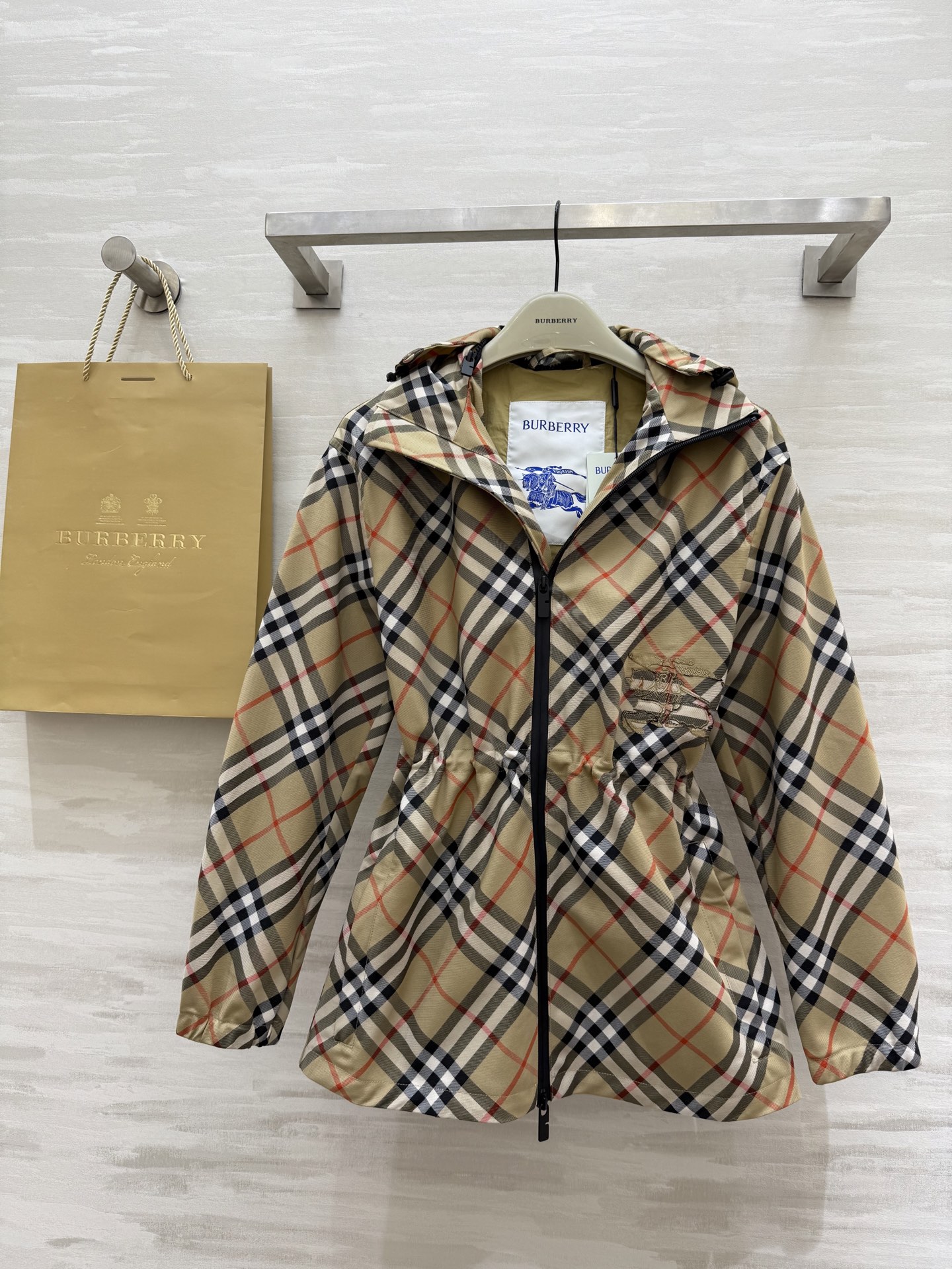 NO:309390,#Burberr Spring and Summer New British Style Hooded Jacket High Quality Spot First-time Uk4/6/8/10/12 (6 size shoulder width 48, bust 102, length 73, burberry, jackets & coats,hats,alexander wang19860909#Burberr春夏新款 英伦风连帽外套 高品质 现货首发Uk4/6/8/10/12（6码肩宽48,胸围102,衣长73,,burberry,jackets & coats,hats,alexander wang,Women's clothing
