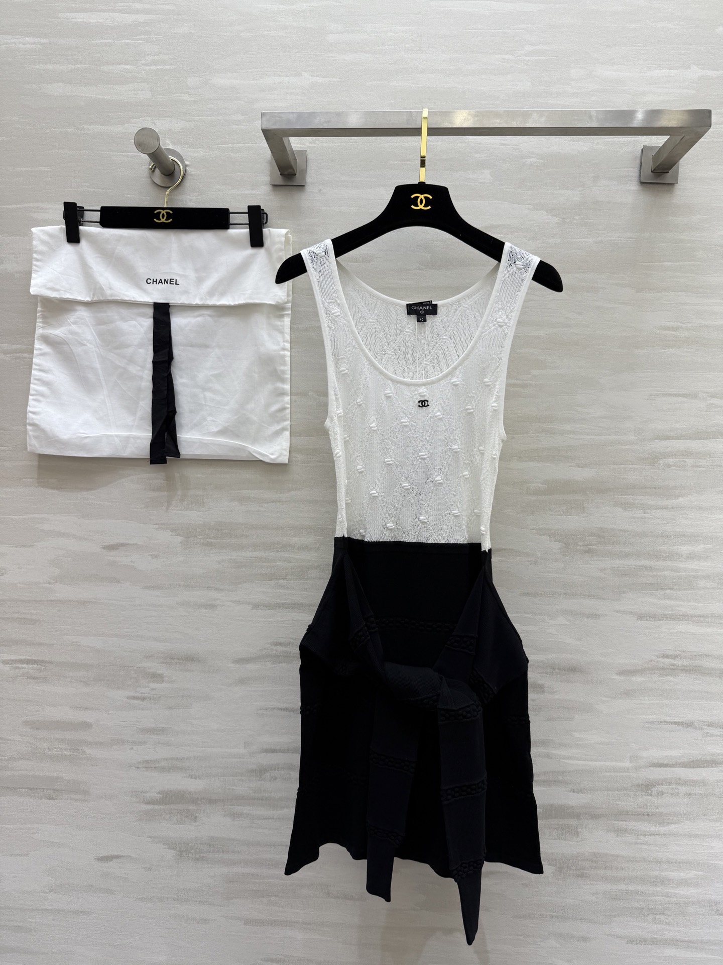 NO:309396,CHANE X Jennie A must-have item for the rich flowers on earth this season!  Shopping products on behalf of others!  Black and white color combination, drum-double hollow knitted vest skirt, double C logo embellishment with neckline, fake two-piece long-sleeved design tied casual and fashionable upper body makes you look slim!  High-quality customization spot first-time size36/38/40.), chanel, skirts, alexander wang19860909CHANE X Jennie 人间富贵花本季必入单品！代购爆款！黑白拼色 鼓点镂空针织背心裙 领口双c标志缀饰 假两件长袖设计系绑随性时髦上身巨显瘦！高品质定制 现货首发size36/38/40.）,,chanel,skirts,alexander wang,Women's clothing