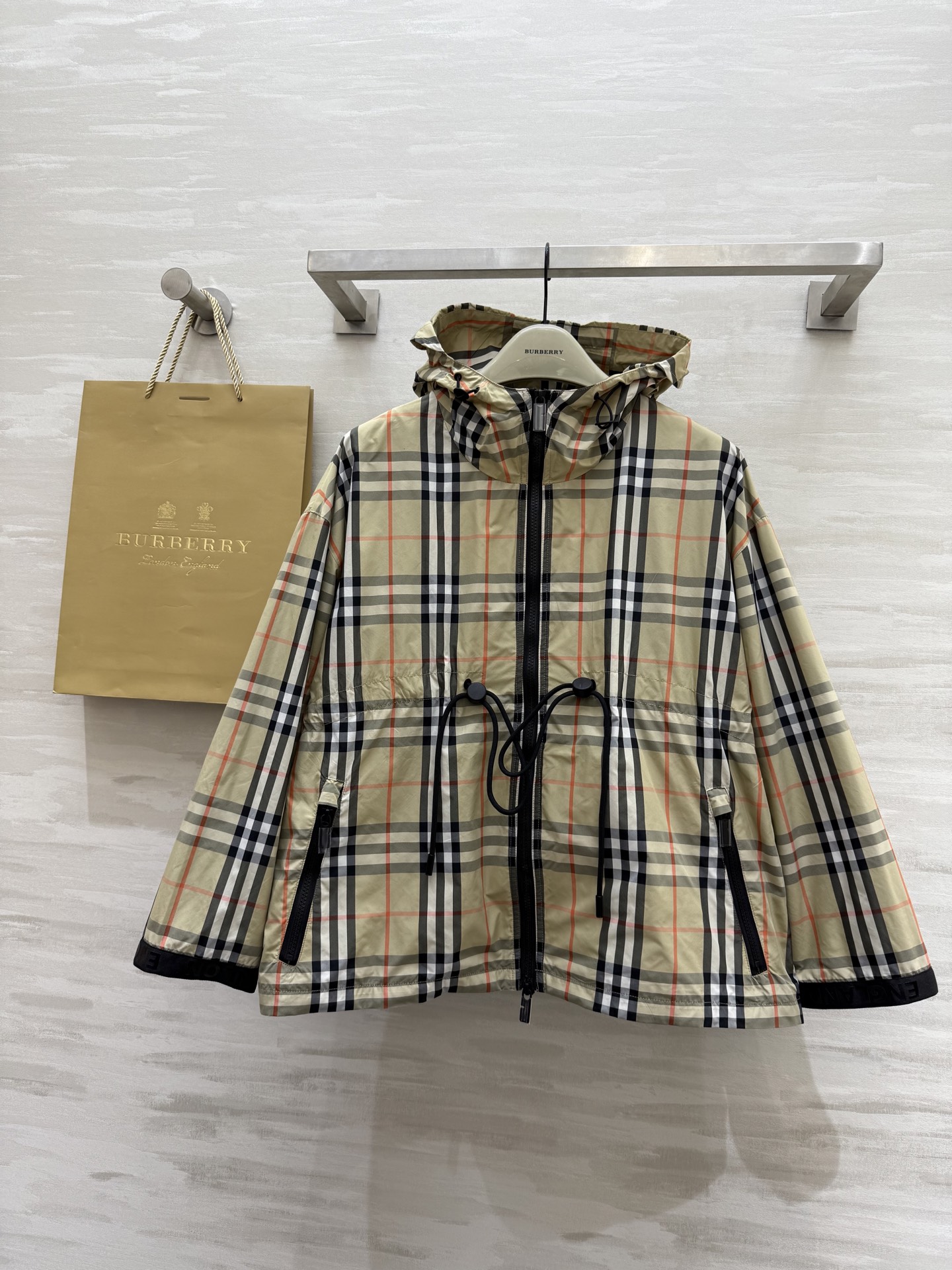 NO:309400,#Burberr Vintage plaid hooded drawstring jacket Lightweight hooded presents a casual outline, never out of time plaid, high waistline design elongates body proportions, high quality customization, complete three-standard size 4/6/8/10/12 (4 size shoulder width 58, bust 120, length 62) 8,,burberry, jackets & coats,hats,alexander wang19860909#Burberr Vintage格纹连帽抽绳外套 轻便连帽呈现休闲轮廓 永不过时格纹 高腰线设计拉长身材比例 高品质定制 大货三标齐全 size4/6/8/10/12（4码肩宽58,胸围120,衣长62）8,,burberry,jackets & coats,hats,alexander wang,Women's clothing