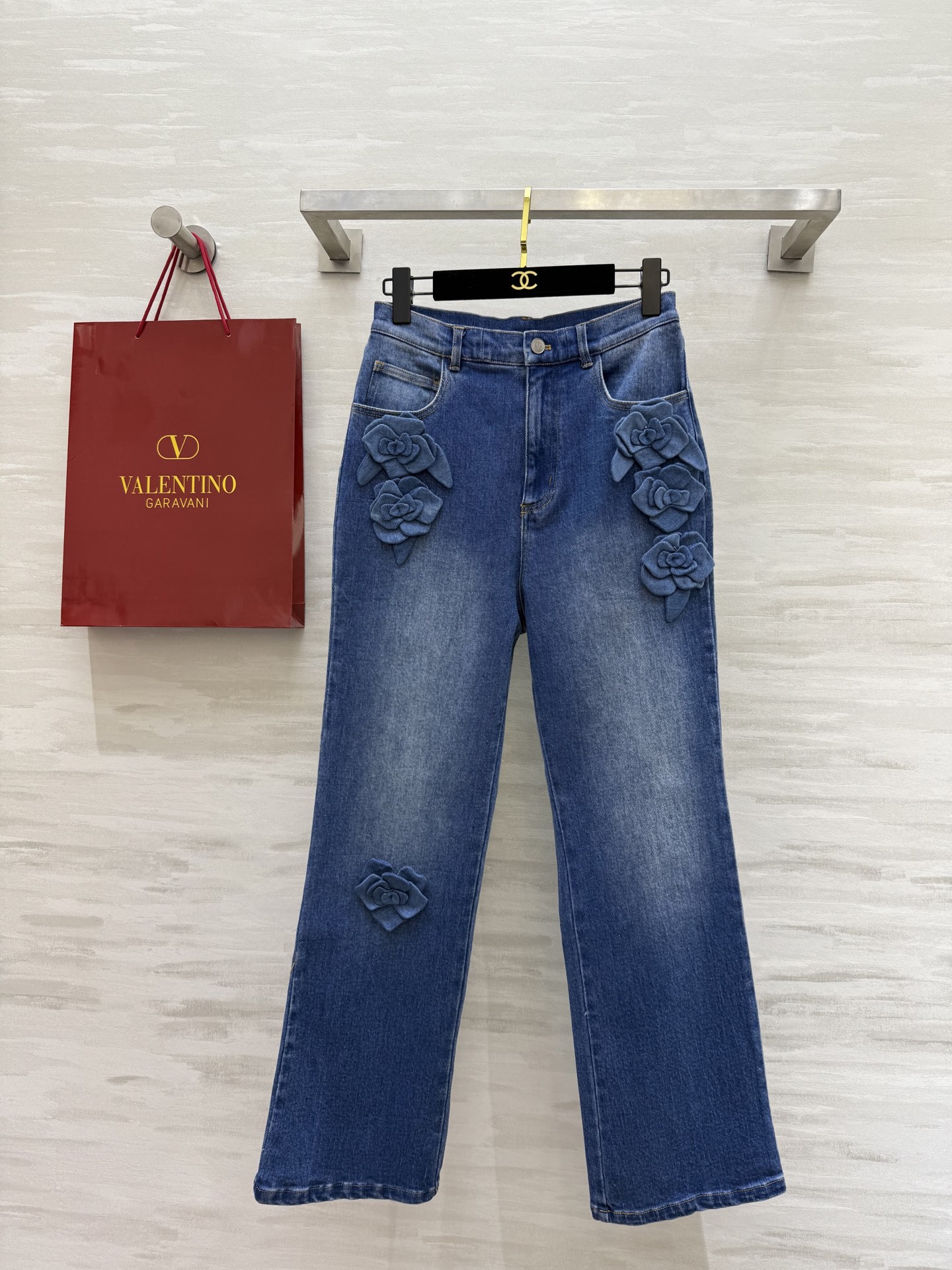 NO:309870,#Valentin early spring new style, three-dimensional flower jeans, sweet and elegant, heavy industry three-dimensional flower embellishment, classic style, versatile and not picky, exclusive development, pure handmade flowers full of details, excellent physical objects, high-quality customization () spot first release sizeS/M/L (M size waist 70, trouser length 101),,valentino,jeans,alexander wang19860909#Valentin早春新款 立体花朵牛仔裤 甜美优雅 重工立体花朵点缀 经典版型 百搭不挑人 独家开发 纯手工花朵细节感拉满 实物超赞 高品质定制() 现货首发sizeS/M/L（M码腰围70,裤长101）,,valentino,jeans,alexander wang,Women's clothing