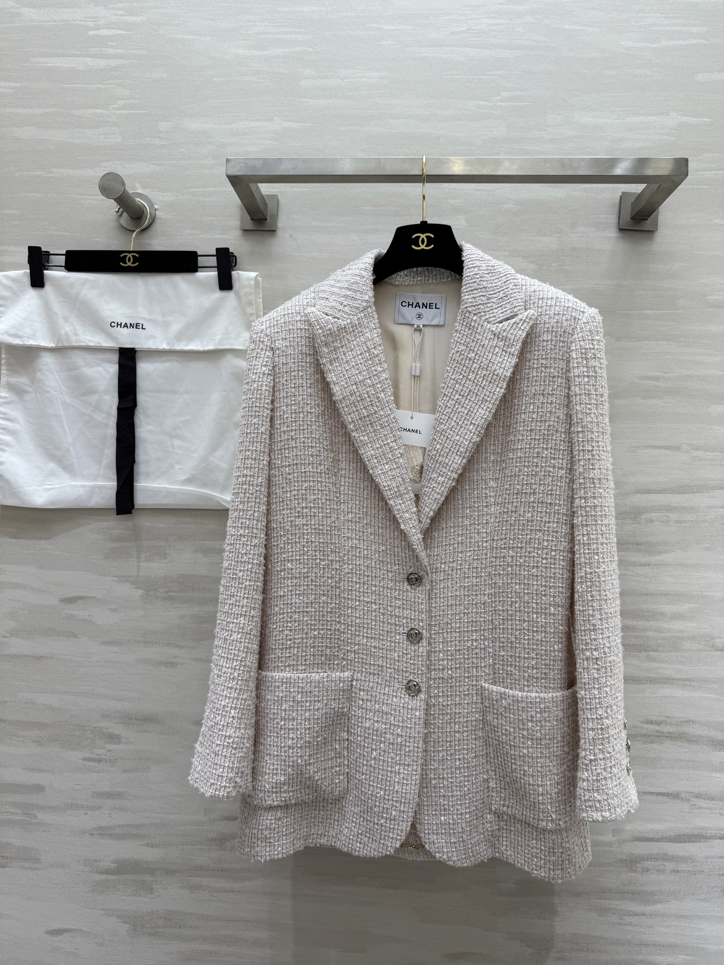 NO:309853,#Chane lapel jacket The usual elegant style The lapel is elegant and elegant. The high-end with filters. The inner jacquard small fragrance silk lining. High-quality. Spot first-time size36/38/40.,chanel,jackets & coats,real silk,alexander wang19860909#Chane翻领外套 一贯的优雅风格 名媛气质款 翻领优雅大气 自带滤镜的高级 内里提花小香真丝里衬 高品质 现货首发size36/38/40,,chanel,jackets & coats,real silk,alexander wang,Women's clothing