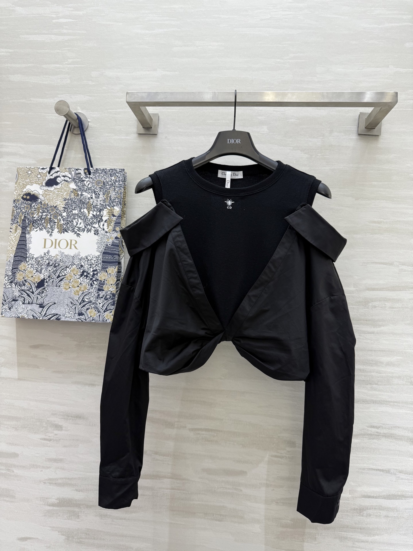 NO:309862,#DIO spring and summer new style, two-piece top with fake design, high quality, spot first-time sizeS/M/L (M size 44 length),,dior,alexander wang19860909#DIO春夏新款 设计感假两件上衣 高品质 现货首发sizeS/M/L（M码衣长44）,,dior,alexander wang,Women's clothing