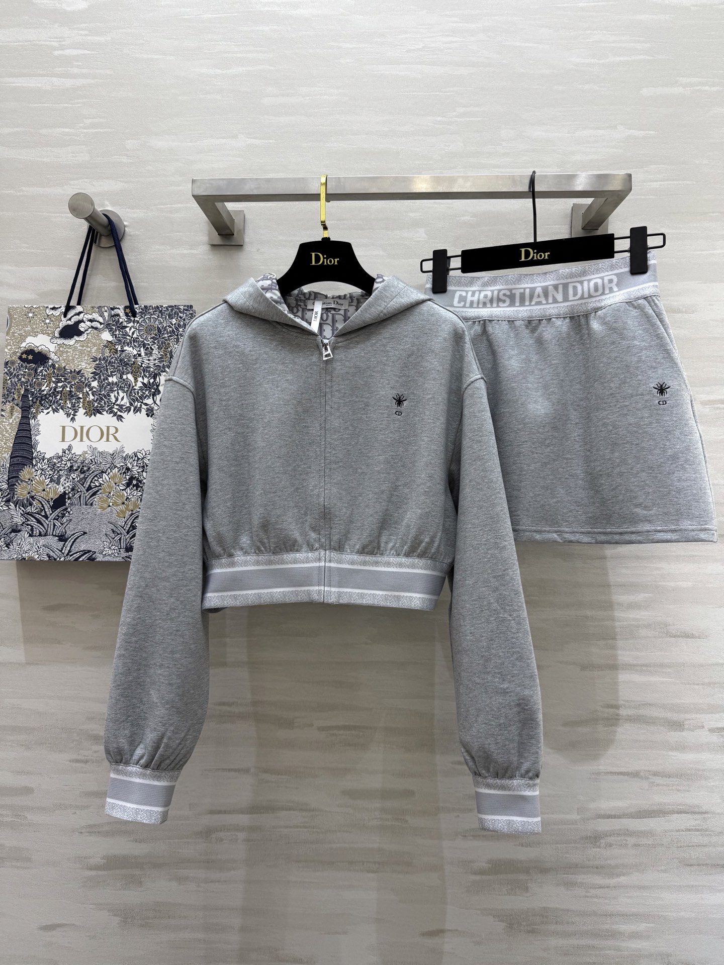 NO:309868,#DIO spring and summer new style casual hooded suit skirt high quality spot first-time sizeS/M/L (M size shoulder width 46, bust 100, length 40, skirt elastic waist 64, skirt length 36), dior, skirt 3kirts, hats, alexander wang19860909#DIO春夏新款 休闲连帽套装裙 高品质 现货首发sizeS/M/L（M码肩宽46,胸围100,衣长40,半裙弹力腰围64,裙长36）,,dior,skirts,hats,alexander wang,Women's clothing