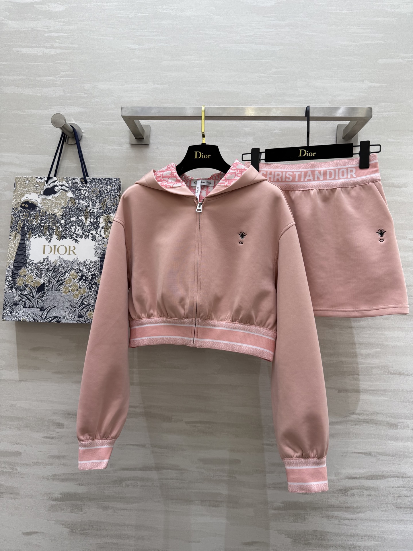 NO:309877,#DIO spring and summer new style casual hooded suit skirt high quality spot first-time sizeS/M/L (M size shoulder width 46, bust 100, length 40, skirt elastic waist 64, skirt length 36), dior, skirt 3kirts, hats, alexander wang19860909#DIO春夏新款 休闲连帽套装裙 高品质 现货首发sizeS/M/L（M码肩宽46,胸围100,衣长40,半裙弹力腰围64,裙长36）,,dior,skirts,hats,alexander wang,Women's clothing