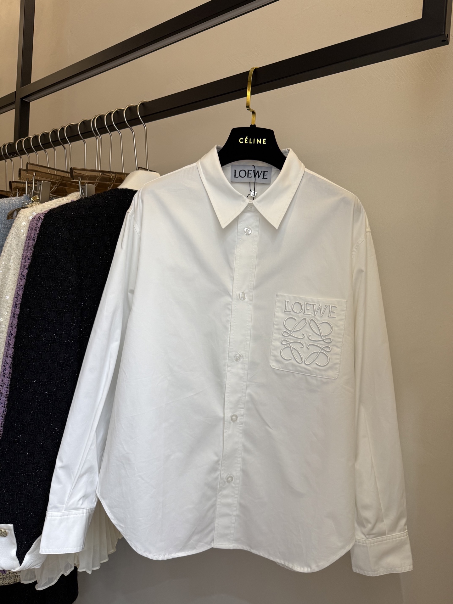 NO:309881,#LOEW spring and summer new pocket relief logo shirt. You can wear it casually and have a effortless sense of fashion. It looks slim and versatile. The style belongs to a relatively wide boyfriend style. High-quality customization. Spot sizeS/M/L (M size shoulder width 45, bust 110, and length 71), loewe,shirts,alexander wang19860909#LOEW春夏新款口袋浮雕logo衬衫 随意穿穿就有一种毫不费力的时髦感扑面而来 显瘦又百搭 版型属于比较宽大的男友风 高品质定制 现货首发sizeS/M/L（M码肩宽45,胸围110,衣长71）,,loewe,shirts,alexander wang,Women's clothing