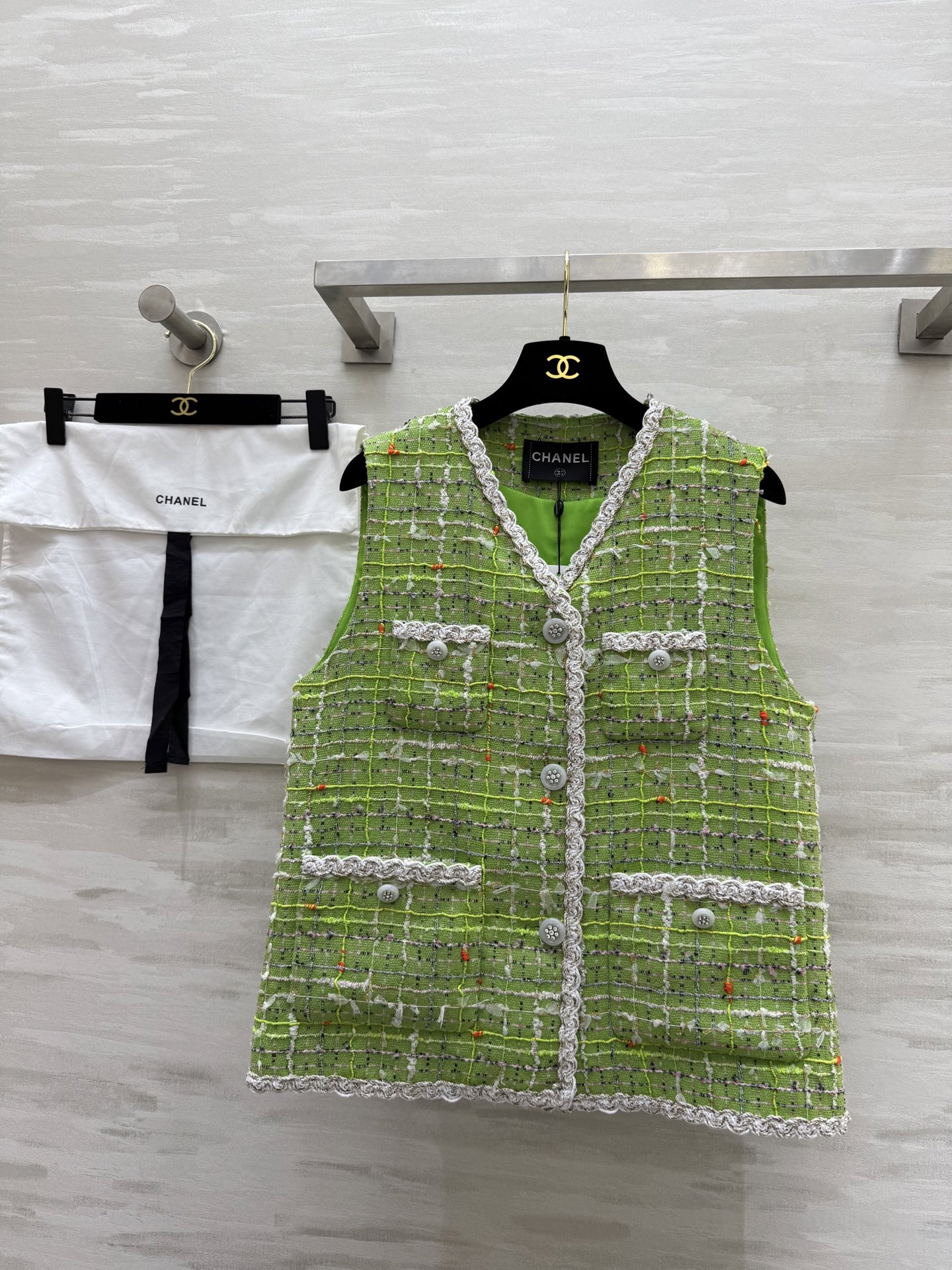 NO:310383,#Chane spring and summer new vest jacket vibrant bud green loose style high quality customization spot first size36/38/40 (36 size bust 96, 62 length), chanel, jackets & coats, alexander wang19860909#Chane春夏新款 马甲外套 生机勃勃的嫩芽绿 版型宽松 高品质定制 现货首发size36/38/40（36码胸围96,衣长62）,,chanel,jackets & coats,alexander wang,Women's clothing