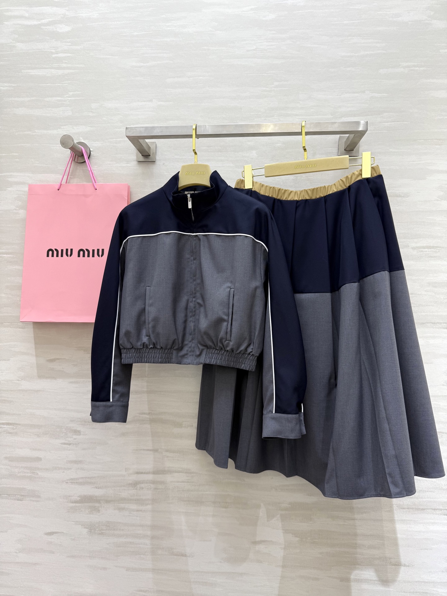 NO:310368,#Miumi Spring and Summer New Style Contrast Color Splicing Academy Suit Jacket Skirt Set High Quality Customization Spot First-time SizeS/M/L (M size bust 94, 50 length, skirt waist 72, skirt length 74), Miumiu, skirt 75, jackets & coats, business suit, alexander wang19860909#Miumi春夏新款 撞色拼接学院西装夹克半裙套装 高品质定制 现货首发sizeS/M/L（M码胸围94,衣长50,半裙腰围72,裙长74）,,miumiu,skirts,jackets & coats,business suit,alexander wang,Women's clothing
