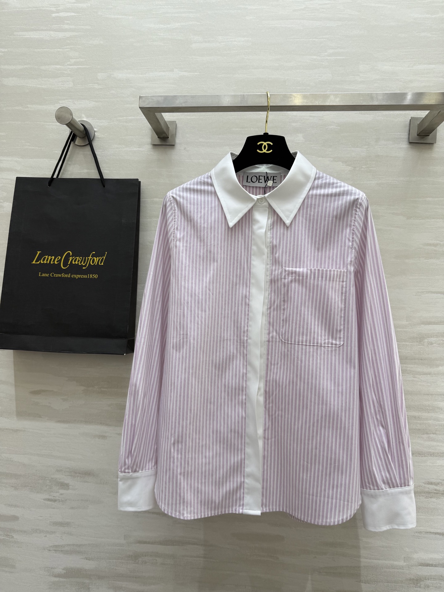 NO:310372,#Loew Spring and Summer New Style Striped Loose Silhouette Shirts The upper body is cool and unique. The classic shirt lapel is made of white design, which adds a sense of layering. Very personalized~High-quality customization. Spot sizeS/M/L (size s-shoulder width 37, bust 100, and length 68), loewe,shirts,alexander wang19860909#Loew春夏新款 条纹宽松廓形衬衫 上身酷感十足别有腔调 经典的衬衫翻领做了撞白设计 增加了层次感 极具个性~高品质定制 现货首发sizeS/M/L（s码肩宽37,胸围100,衣长68）,,loewe,shirts,alexander wang,Women's clothing