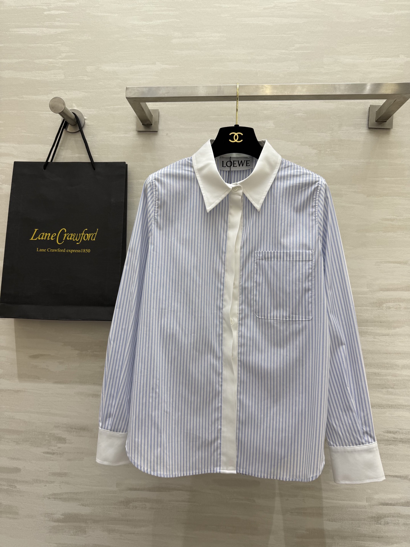 NO:310376,#Loew Spring and Summer New Style Striped Loose Silhouette Shirts The upper body is cool and unique. The classic shirt lapel is made of white design, which adds a sense of layering. Very personalized~High-quality customization. Spot sizeS/M/L (size s-shoulder width 37, bust 100, and length 68), loewe,shirts,alexander wang19860909#Loew春夏新款 条纹宽松廓形衬衫 上身酷感十足别有腔调 经典的衬衫翻领做了撞白设计 增加了层次感 极具个性~高品质定制 现货首发sizeS/M/L（s码肩宽37,胸围100,衣长68）,,loewe,shirts,alexander wang,Women's clothing