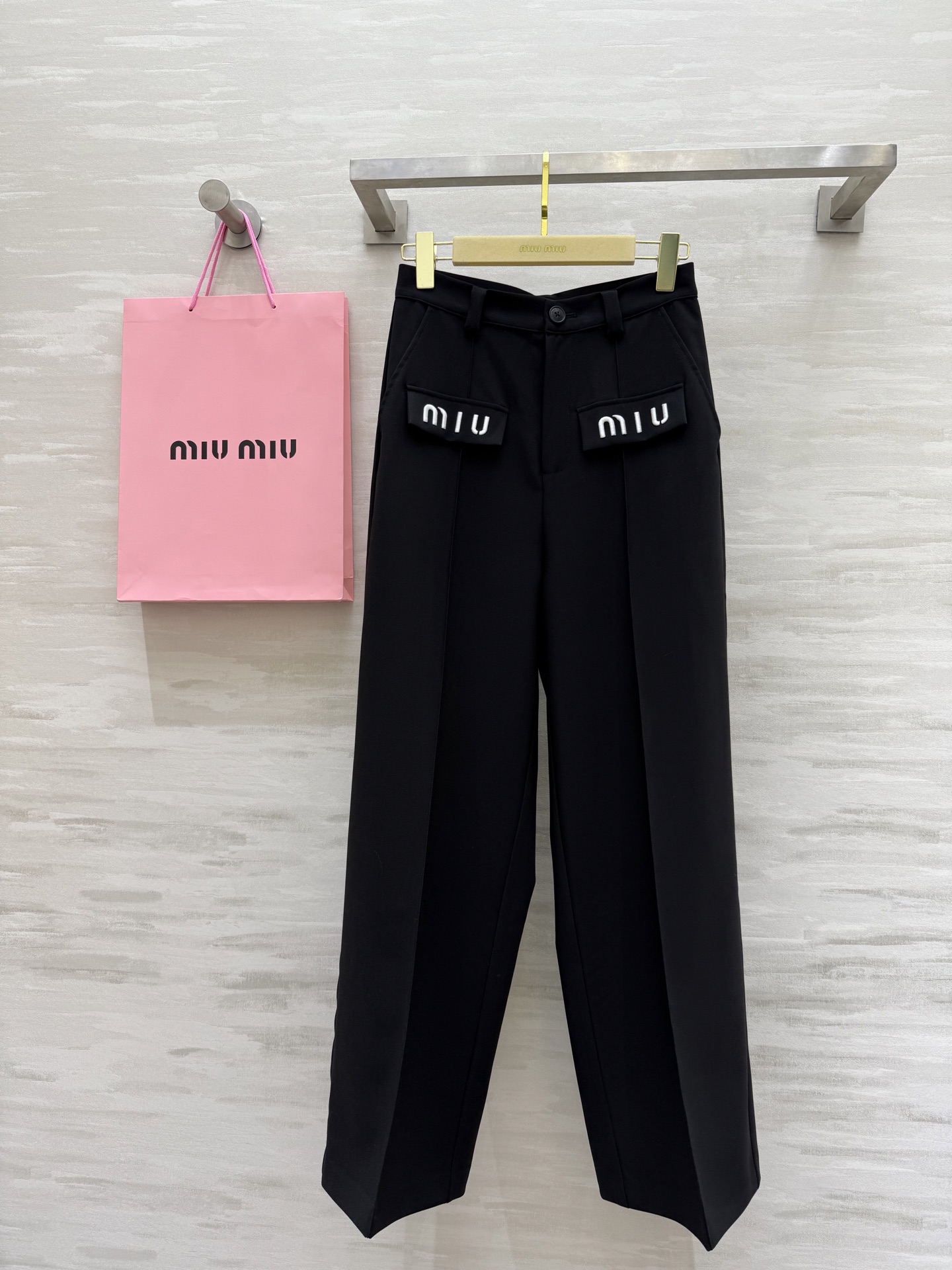 NO:310868,#Miumi Spring and Summer New Style Heavy-Industry Letter Embroidered Straight-Old Trousers, Leg Pulling Artifact, It makes your legs look long and straight!  High-quality customization Spot first-time sizeS/M/L (M size waist 70, hip 100, pants length 106), miumiu, alexander wang19860909#Miumi春夏新款 重工字母刺绣直筒西裤 拉腿神器 非常显腿长显腿直！高品质定制 现货首发sizeS/M/L（M码腰围70,臀围100,裤长106）,,miumiu,alexander wang,Women's clothing