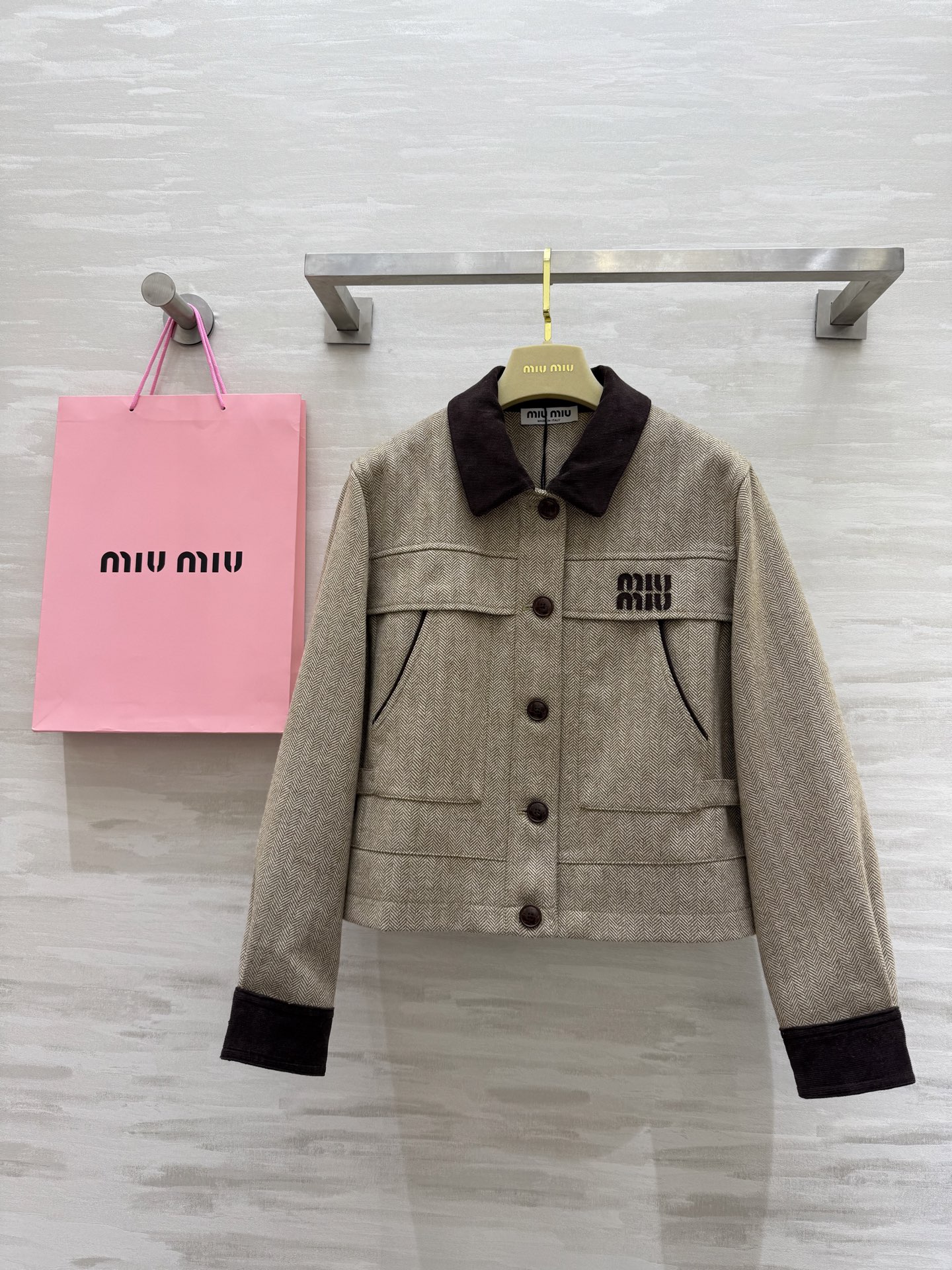 NO:310861,#Miumi Spring and Summer New Loose Style Jacket Full of casualness and laziness Wear it, free and easy, full of youthful atmosphere, high-quality customization, spot first-time sizeS/M/L (M size shoulder width 41, bust 100, length 56, miumiu, jackets & coats, alexander wang19860909#Miumi春夏新款 宽松版型外套 充满了随性与慵懒 穿上它 自在又洒脱 洋溢着青春的气息 高品质定制 现货首发sizeS/M/L（M码肩宽41,胸围100,衣长56,,miumiu,jackets & coats,alexander wang,Women's clothing