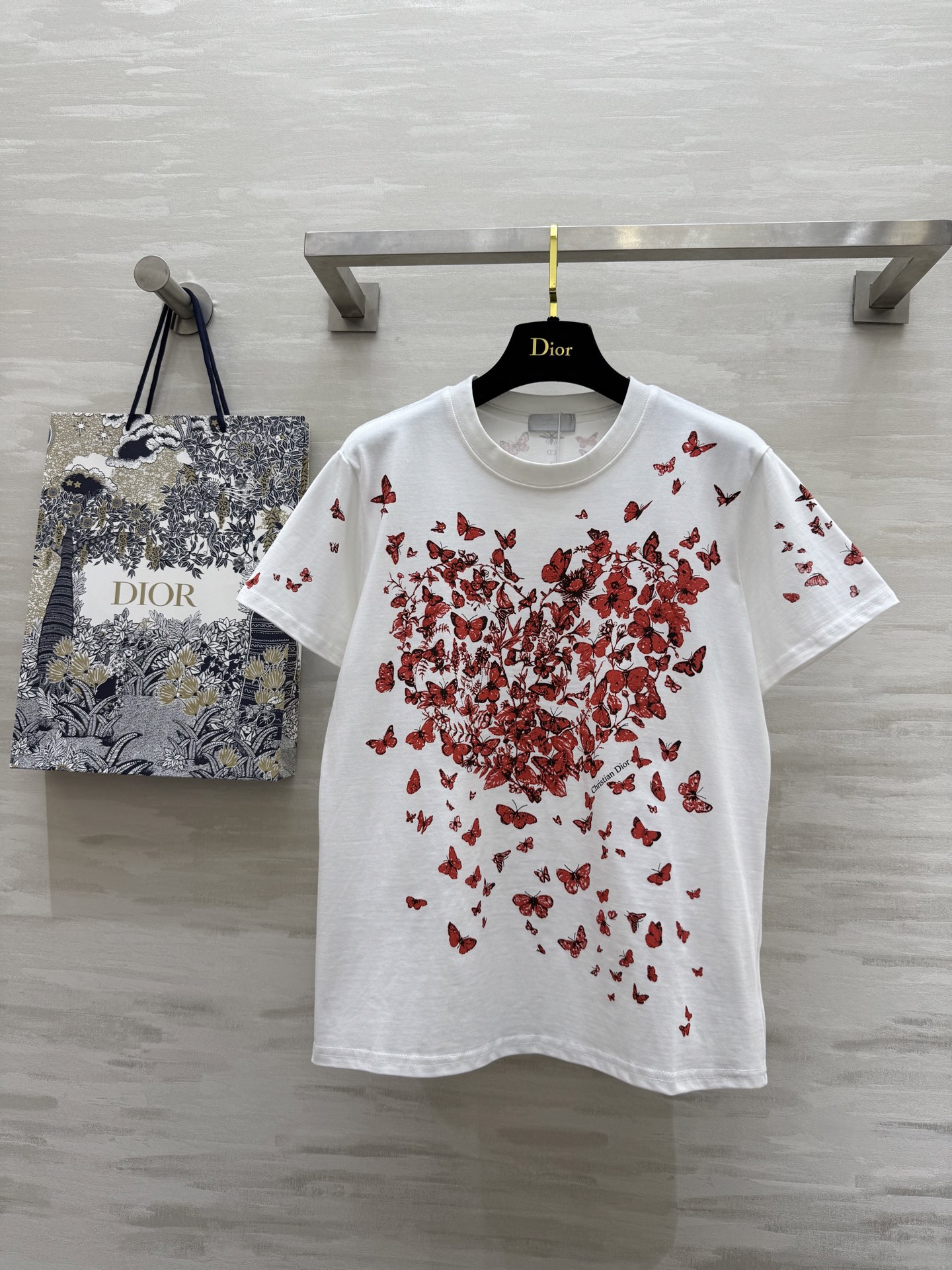 NO:311370,. Butterfly lover. This piece is really romantic. It looks good in front and back, as light and lively as butterfly, giving the outfit more romance and poetry as elegant as butterfly. High-quality customization. Spot sizeS/M/L (M size shoulder width 49, bust 118, length 69), alexander wang19860909.蝴蝶情人. 这件真的太浪漫了 前后都好看 宛如蝶翼般轻盈灵动 赋予穿搭更多浪漫与诗意 如蝴蝶般优雅 高品质定制 现货首发sizeS/M/L（M码肩宽49,胸围118,衣长69）,,alexander wang,Women's clothing