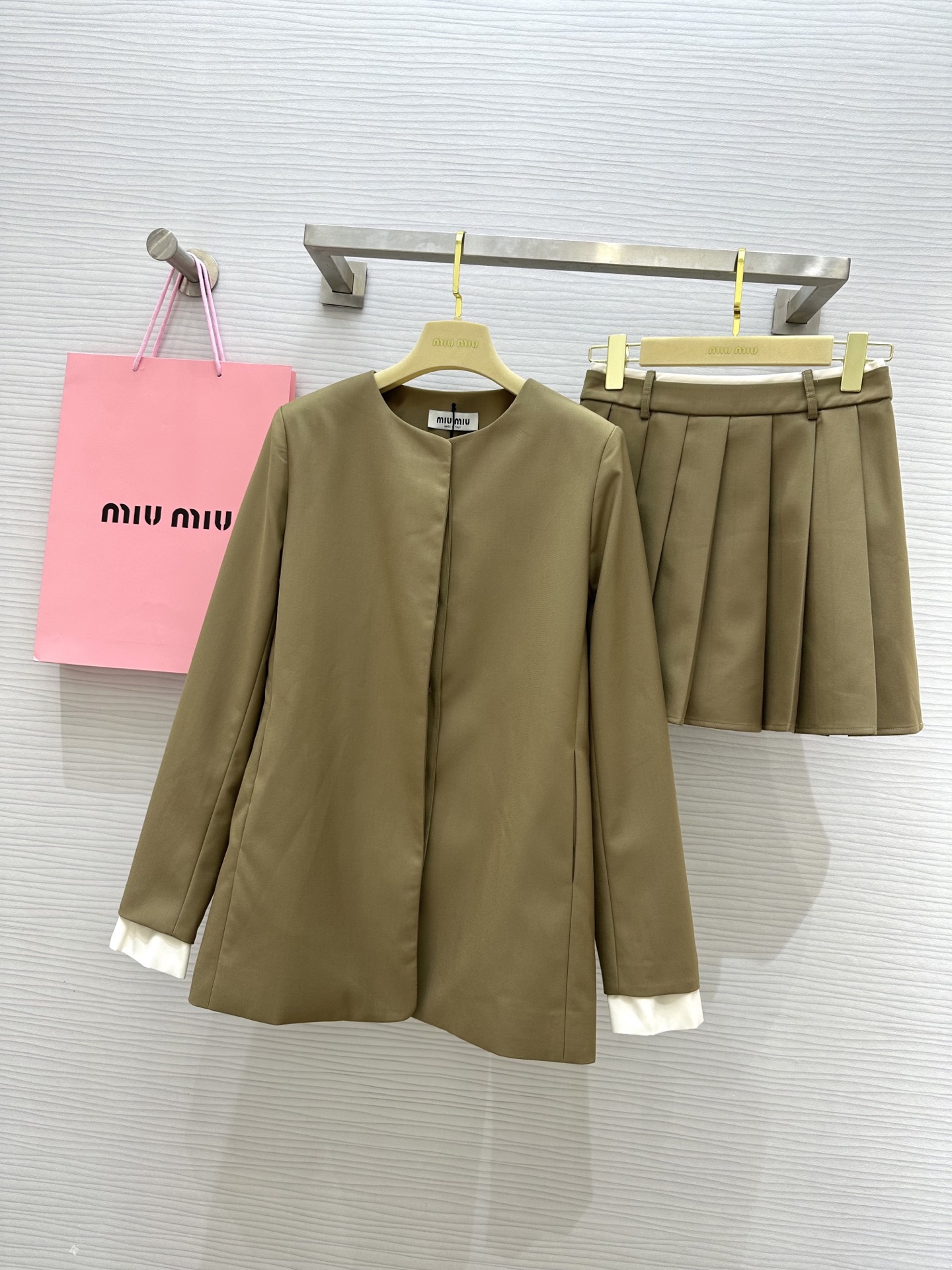 NO:311396,#Miumi early spring new color-blocking cuff suit skirt playful pleated short skirt paired with a girly feel. Color-blocking cuffs are simple but not simple. Three-dimensional tailoring style is super slim. High-quality customization () Spot sizeS/M/L (size size s shoulder width 37, bust 96, length 73, skirt waist 66, skirt length 39) 69,,miumiu, skirt, alexander wang19860909#Miumi早春新款 拼色袖口套装裙 俏皮百褶短裙搭配少女感十足 拼色袖口简约而不简单 立体剪裁版型上身超级显瘦 高品质定制() 现货首发sizeS/M/L（s码肩宽37,胸围96,衣长73,半裙腰围66,裙长39）69,,miumiu,skirts,alexander wang,Women's clothing