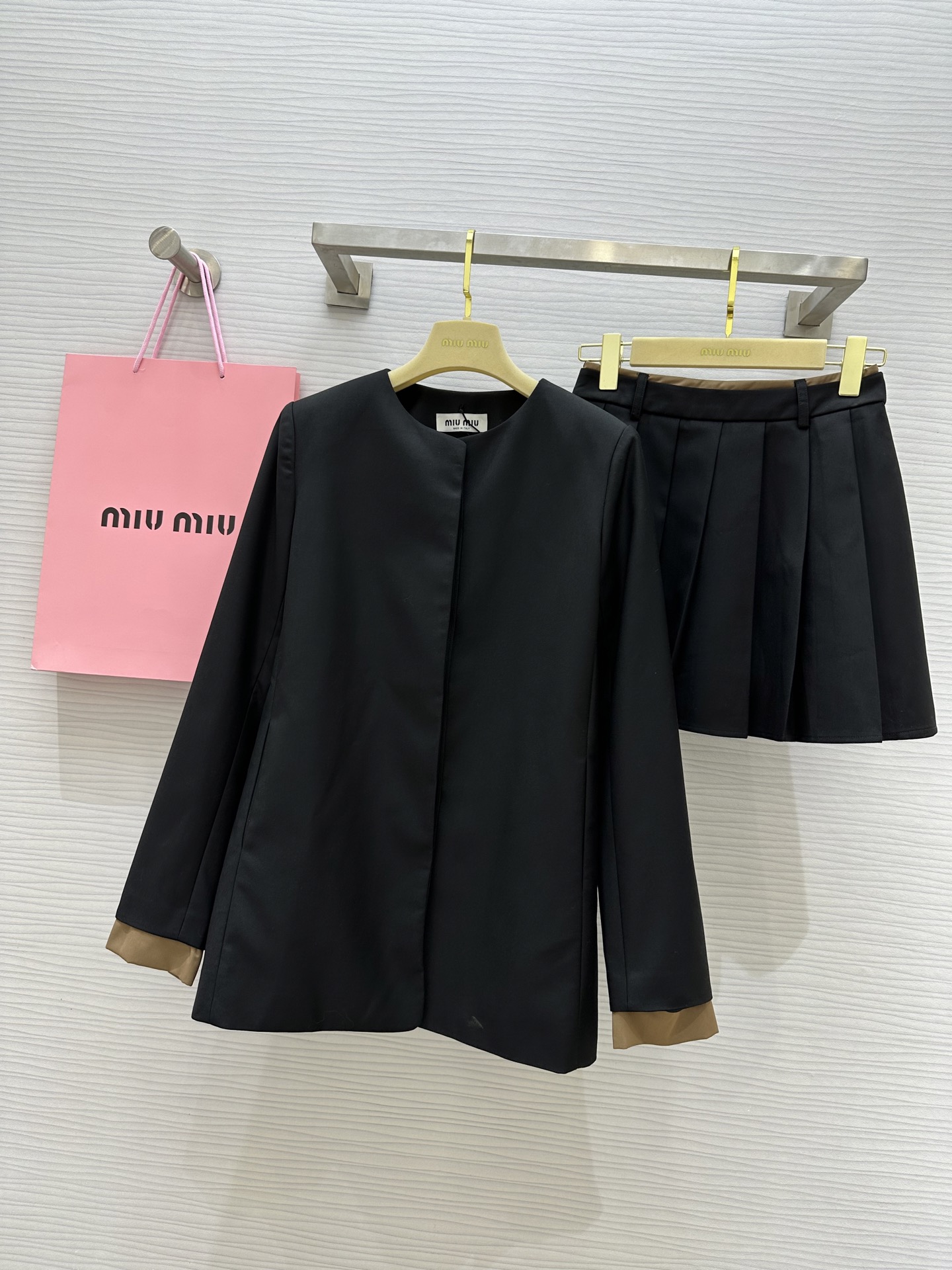 NO:311402,#Miumi early spring new color-blocking cuff suit skirt playful pleated short skirt paired with a girly feel. Color-blocking cuffs are simple but not simple. Three-dimensional tailoring style is super slim. High-quality customization () Spot sizeS/M/L (size s shoulder width 37, bust 96, length 73, skirt waist 66, skirt length 39),,miumiu, skirt 3kirts,alexander wang19860909#Miumi早春新款 拼色袖口套装裙 俏皮百褶短裙搭配少女感十足 拼色袖口简约而不简单 立体剪裁版型上身超级显瘦 高品质定制() 现货首发sizeS/M/L（s码肩宽37,胸围96,衣长73,半裙腰围66,裙长39）,,miumiu,skirts,alexander wang,Women's clothing