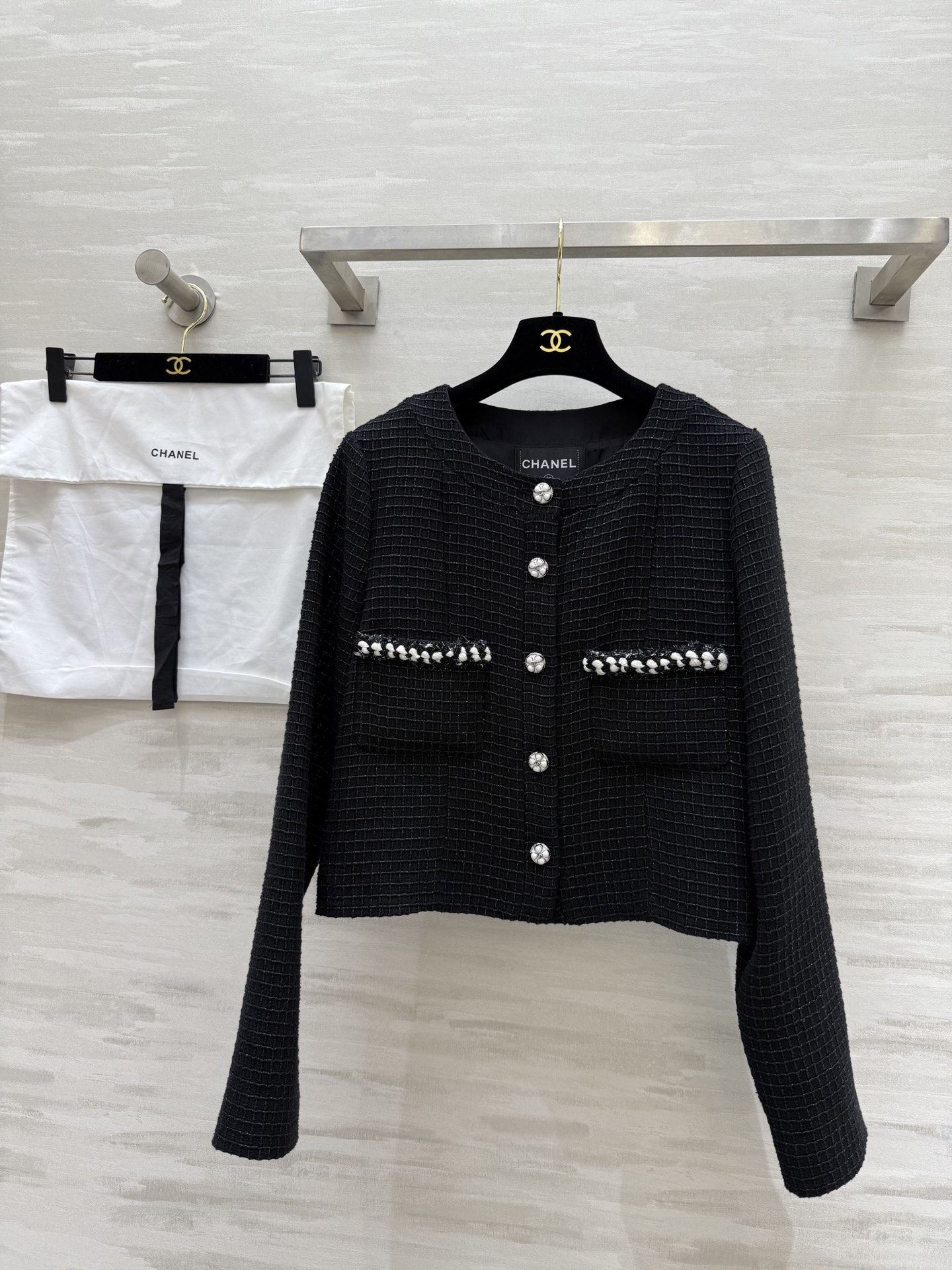 NO:311382,#Chane fine woven tweed jacket, classic double pockets, pure hand-woven belt, French elegant socialite style, original development fabric, 3D three-dimensional tailoring, huge slim upper body, counter molded camellia buckle, high-quality customization, spot first-time size36/38/40 (36 size shoulder width 36, bust 86, sleeve length 64, clothing length 52),,chanel, jackets & coats,alexander wang19860909#Chane细格编织粗花呢外套 经典双口袋 纯手工编织带 法式优雅名媛风 原版开发面料 3D立体剪裁版型上身巨显瘦 专柜开模山茶花扣 高品质定制 现货首发size36/38/40（36码肩宽36,胸围86,袖长64,衣长52）,,chanel,jackets & coats,alexander wang,Women's clothing