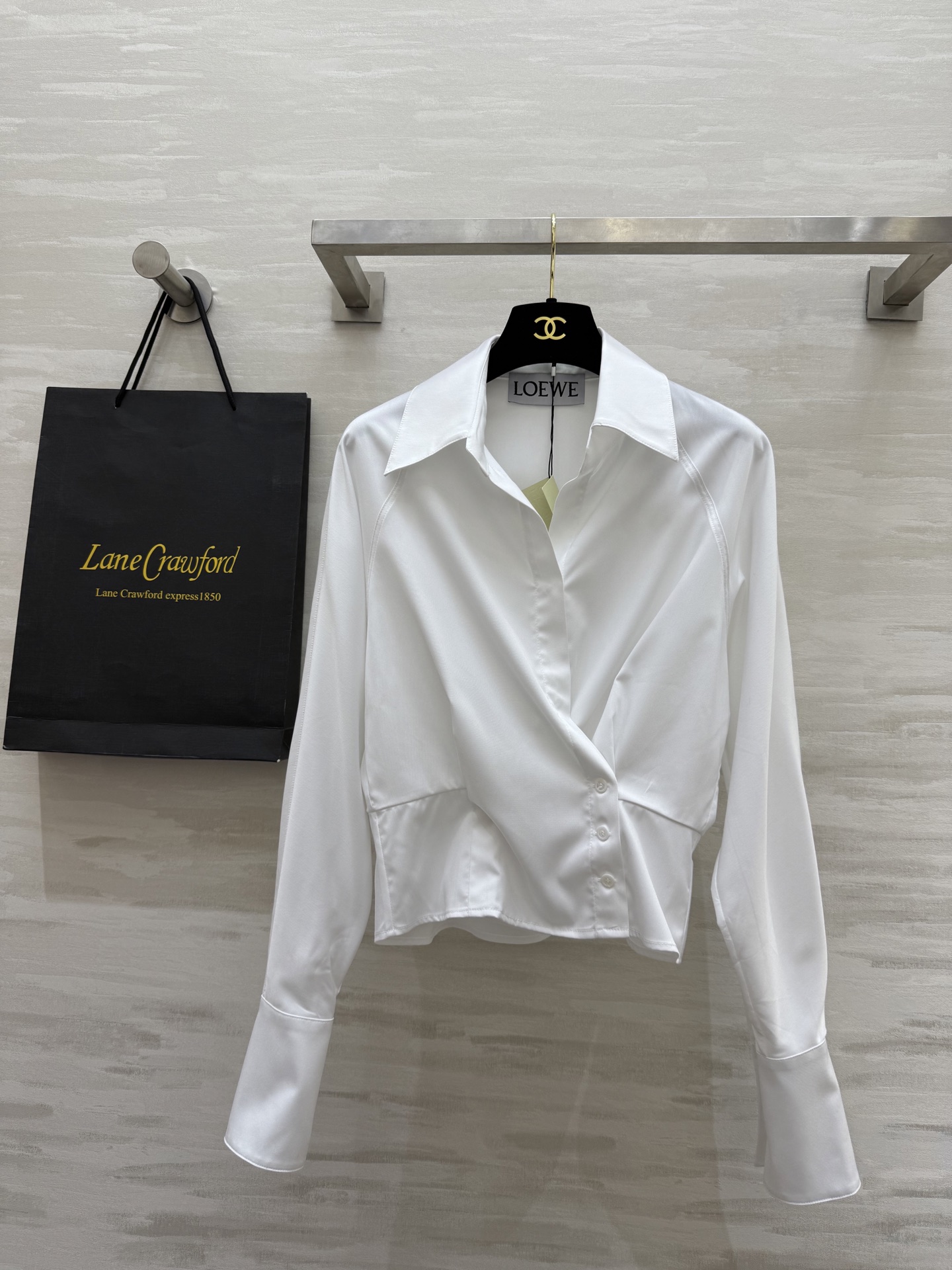 NO:311394,#Loew spring and summer new style, design and slimming shirt, high quality, spot first-time sizeS/M/L (size s bust 106, 58 length),,loewe,alexander wang19860909#Loew春夏新款 设计感显瘦衬衣 高品质 现货首发sizeS/M/L（s码胸围106,衣长58）,,loewe,alexander wang,Women's clothing