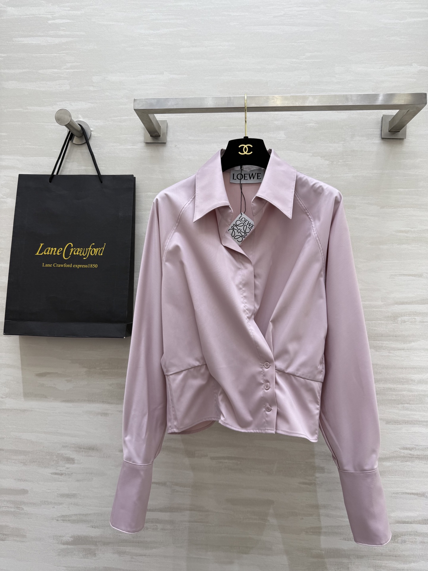 NO:311400,#Loew spring and summer new style, design and slimming shirt, high quality, spot first-time sizeS/M/L (size s bust 106, 58 length),,loewe,alexander wang19860909#Loew春夏新款 设计感显瘦衬衣 高品质 现货首发sizeS/M/L（s码胸围106,衣长58）,,loewe,alexander wang,Women's clothing