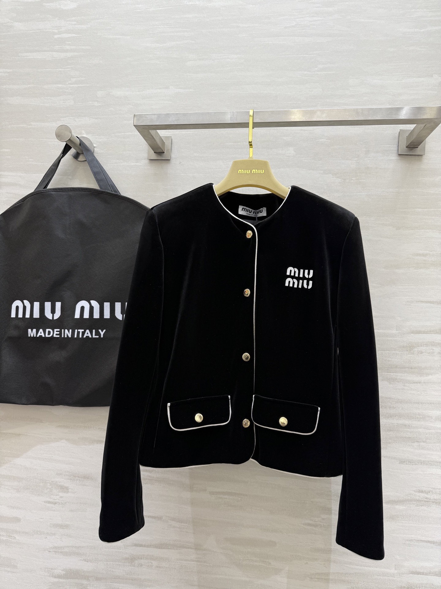 NO:311395,#Miumi early spring new velvet jacket high quality spot first-time sizeS/M/L (M size shoulder width 38, bust 96, length 57, miumiu, jackets & coats, alexander wang19860909#Miumi早春新款 丝绒外套 高品质 现货首发sizeS/M/L（M码肩宽38,胸围96,衣长57,,miumiu,jackets & coats,alexander wang,Women's clothing