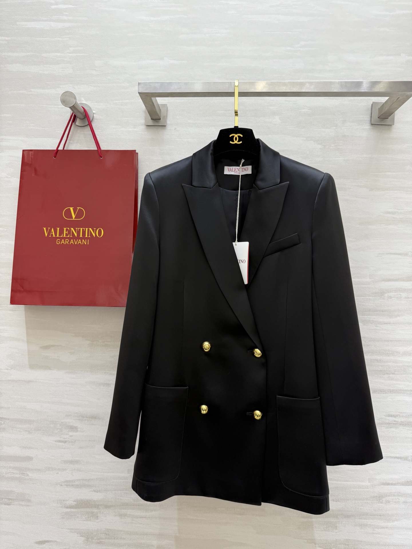 NO:311887,#Valentin spring and summer new acetic acid blazer fashionable and high-end feel. The three-dimensional style is just right and can be easily controlled with any figure. High-quality customization. Spot sizeS/M/L/XL (Size S shoulder width 36, bust 88, length 78), valentino, jackets & coats, business suit, alexander wang19860909#Valentin春夏新款 醋酸西装外套 时髦又有高级感 立体版型剪裁恰到好处加任何身材都可以轻松驾驭 高品质定制 现货首发sizeS/M/L/XL（S码肩宽36,胸围88,衣长78）,,valentino,jackets & coats,business suit,alexander wang,Women's clothing